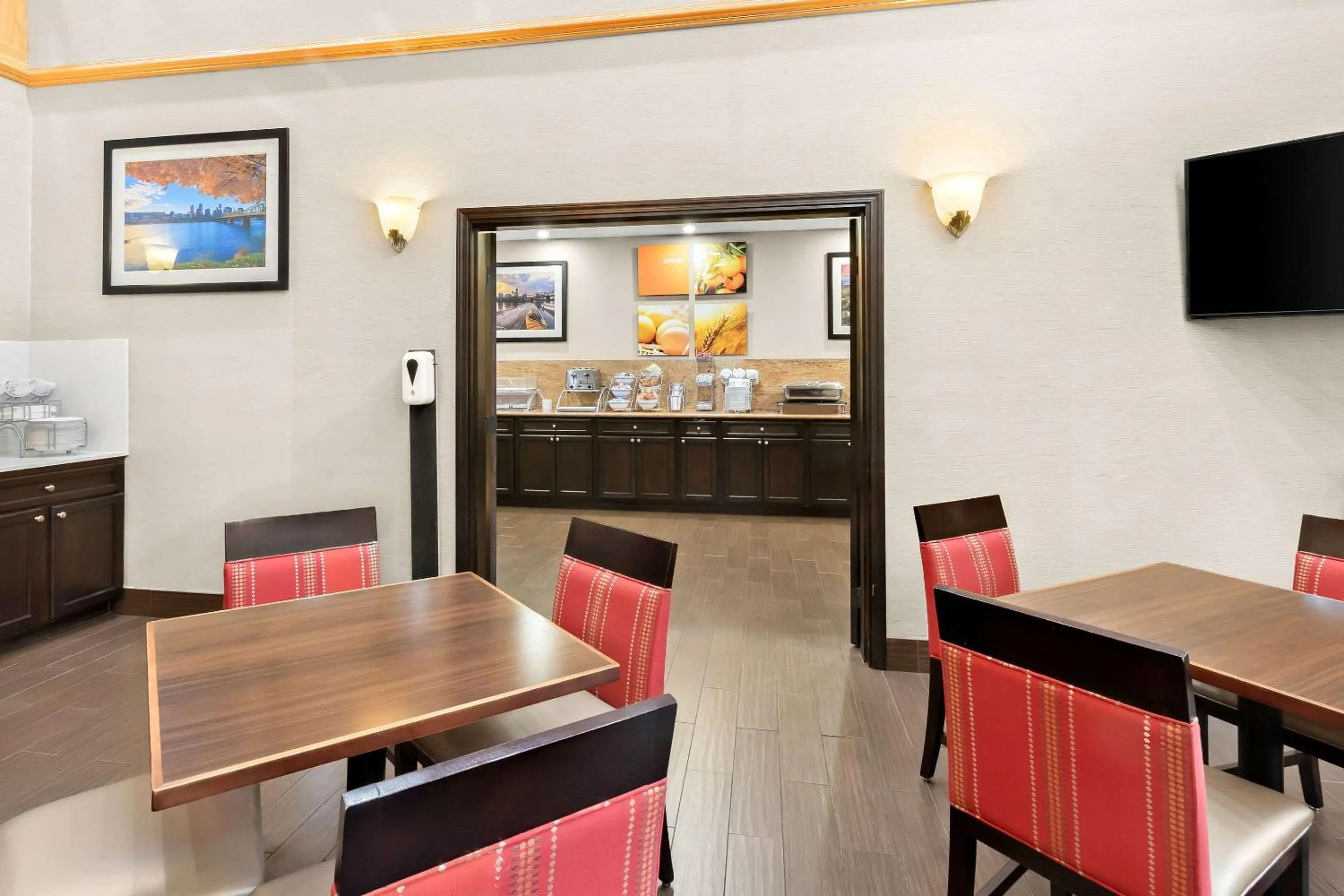 Breakfast in Comfort Suites Portland Airport