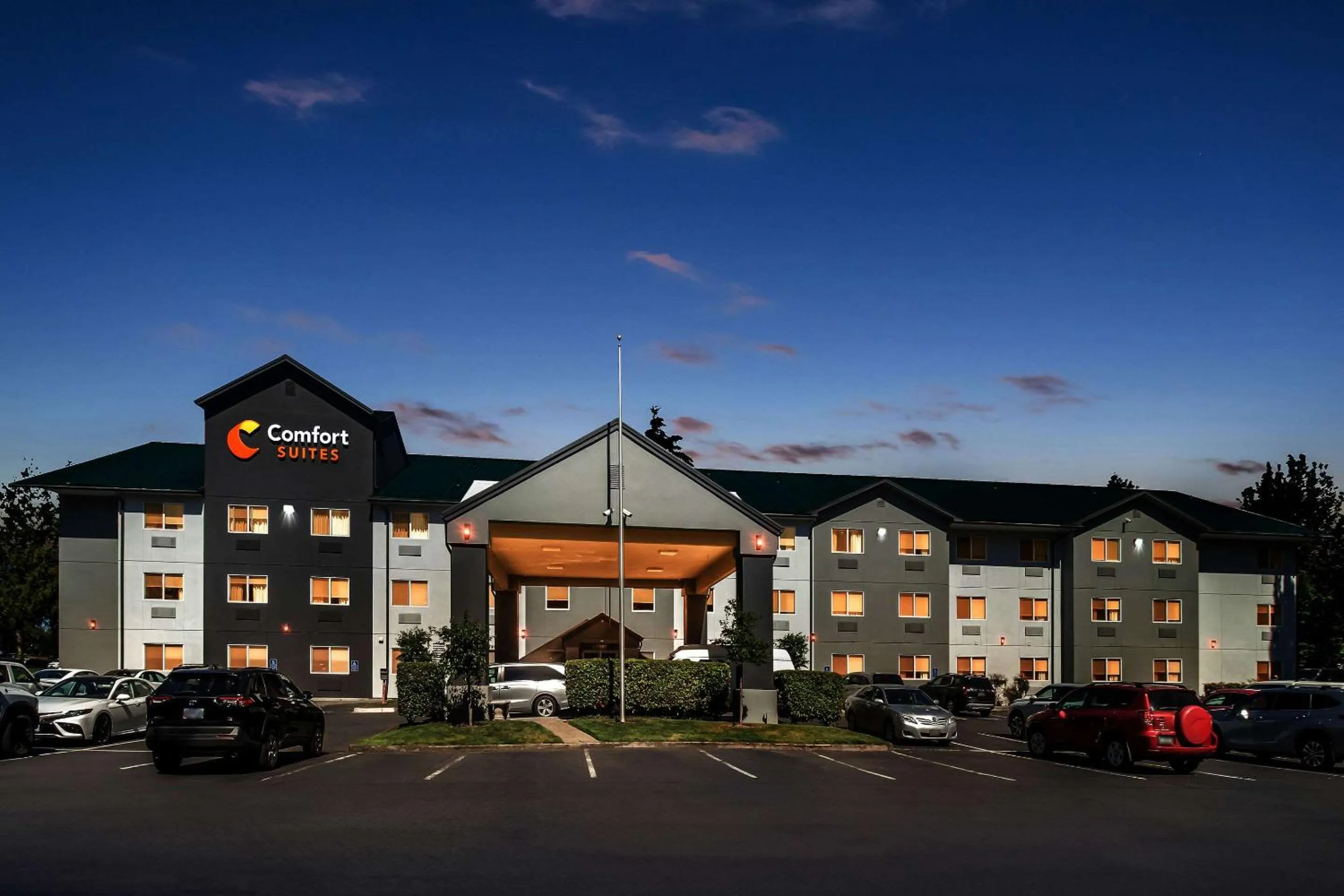 Property building in Comfort Suites Portland Airport