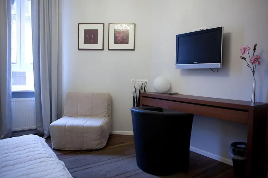 Communal lounge/ TV room in Hotel Aurora