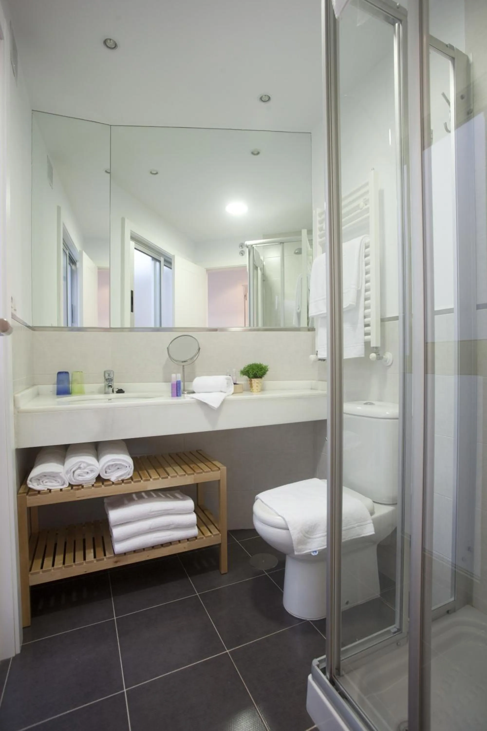 Bathroom in Catedral Site by Como en Casa