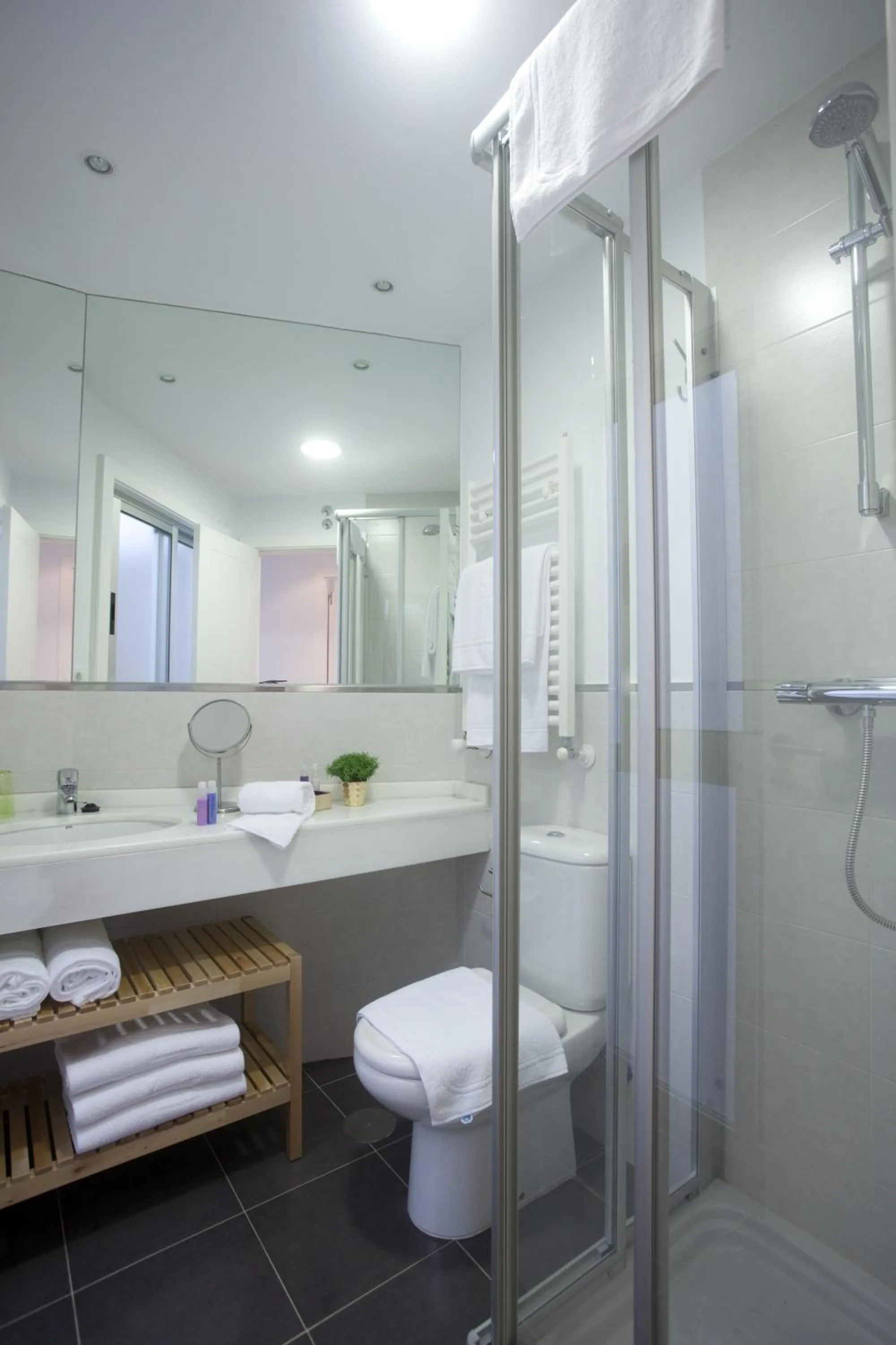 Bathroom in Catedral Site by Como en Casa