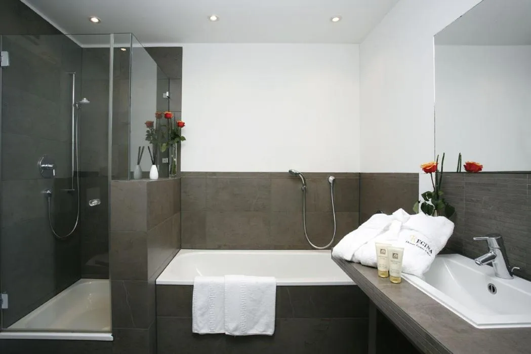 Bathroom in Hotel Regina - Bed & Breakfast Köln