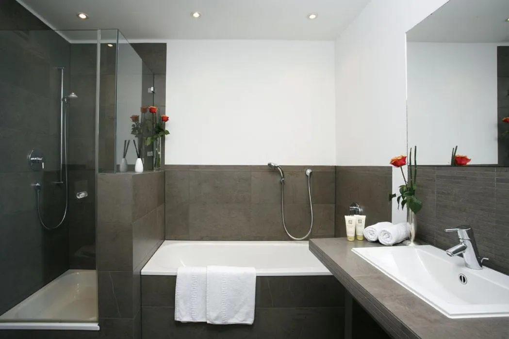 Bathroom in Hotel Regina - Bed & Breakfast Köln