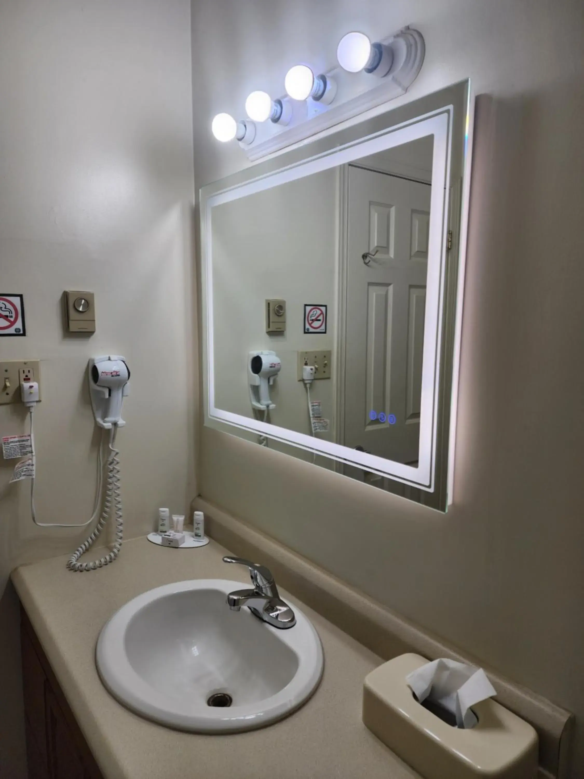 Double Room with Two Double Beds and Kitchenette - Mobility Access/Non-Smoking in Howard Johnson by Wyndham Lindsay Double Room with Two Double Beds and Kitchenette - Mobility Access/Non-Smoking in Howard Johnson by Wyndham Lindsay