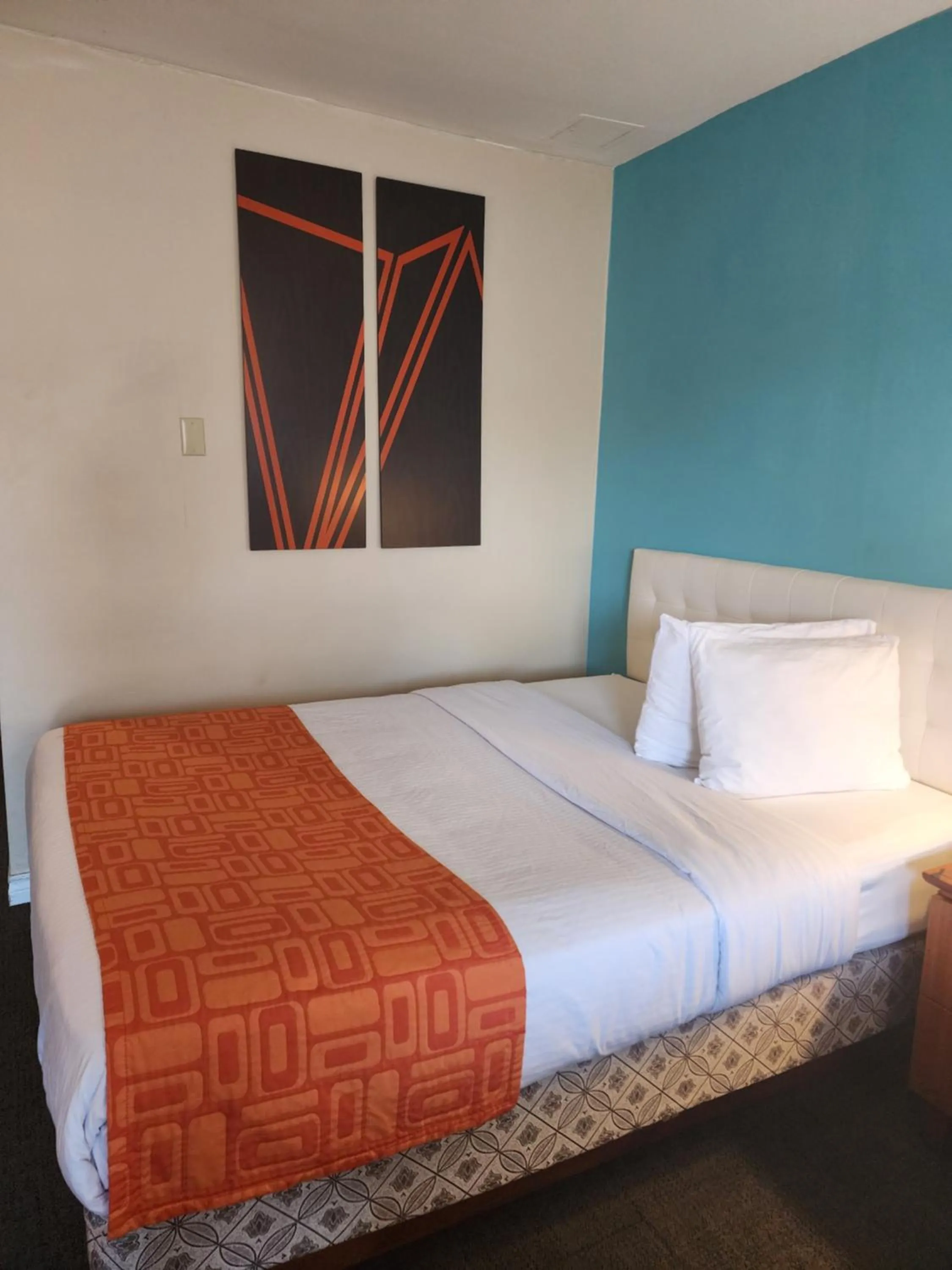 Bed in Howard Johnson by Wyndham Lindsay