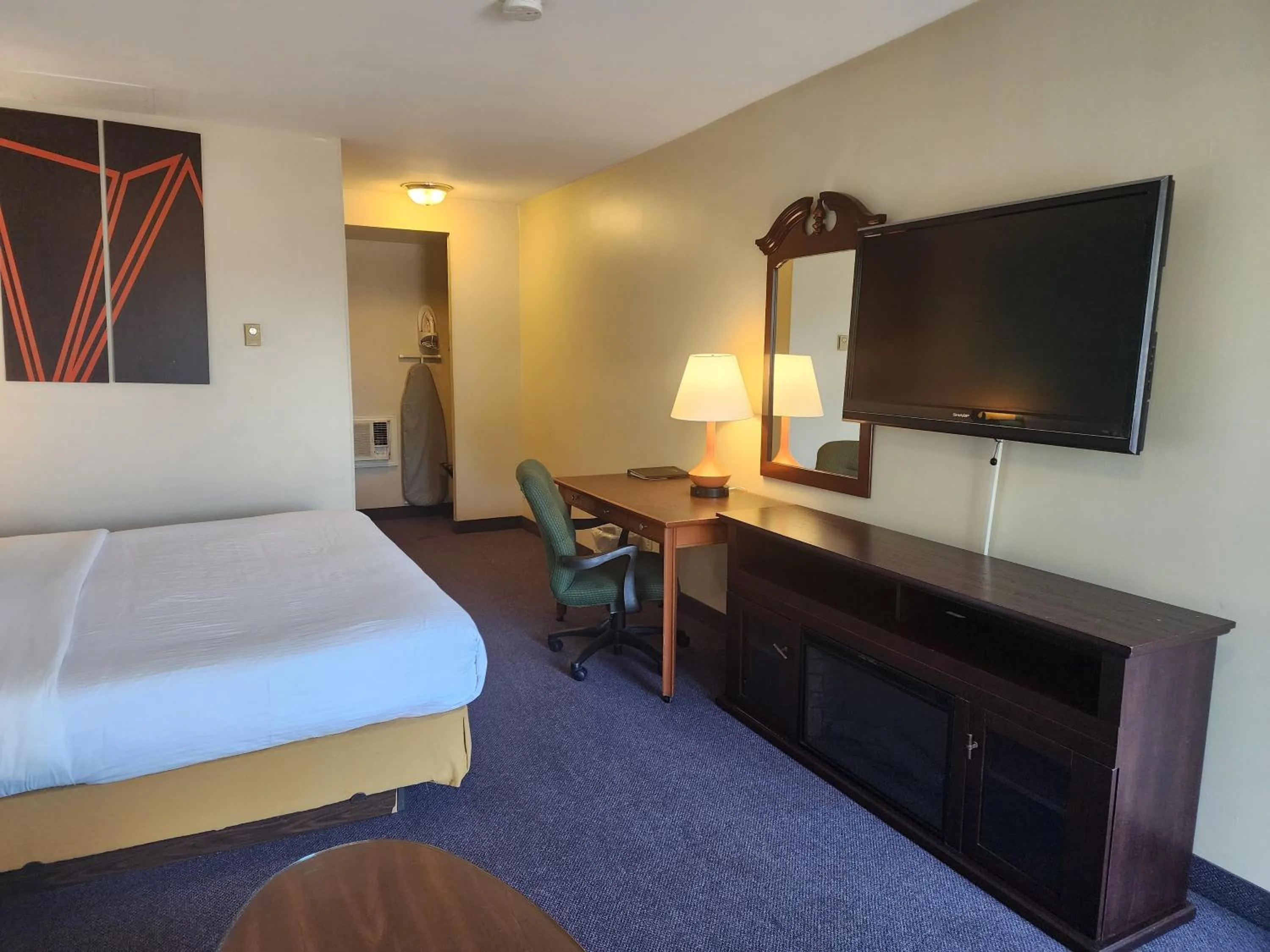 Communal lounge/ TV room, Bed in Howard Johnson by Wyndham Lindsay