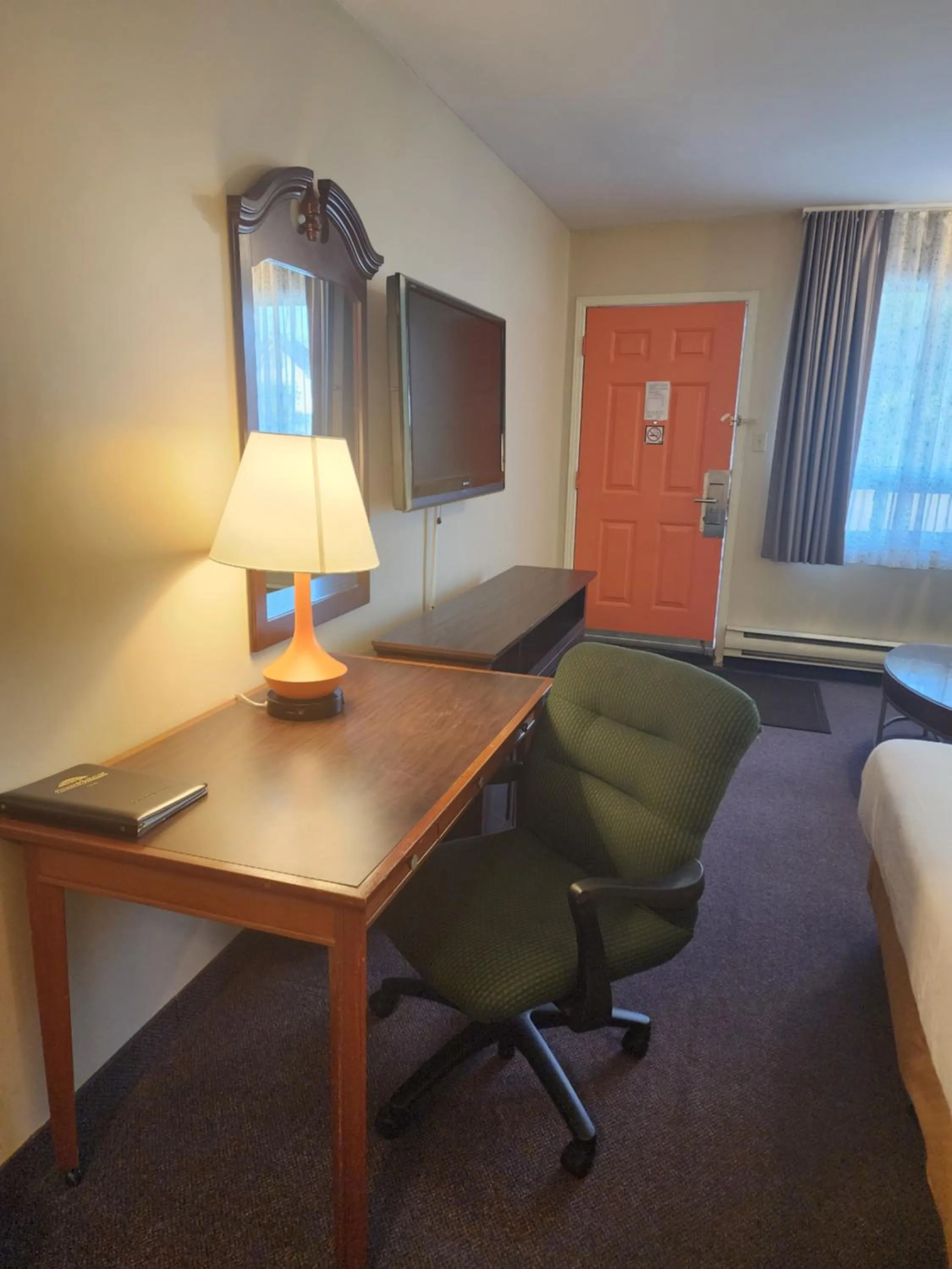 Bed in Howard Johnson by Wyndham Lindsay