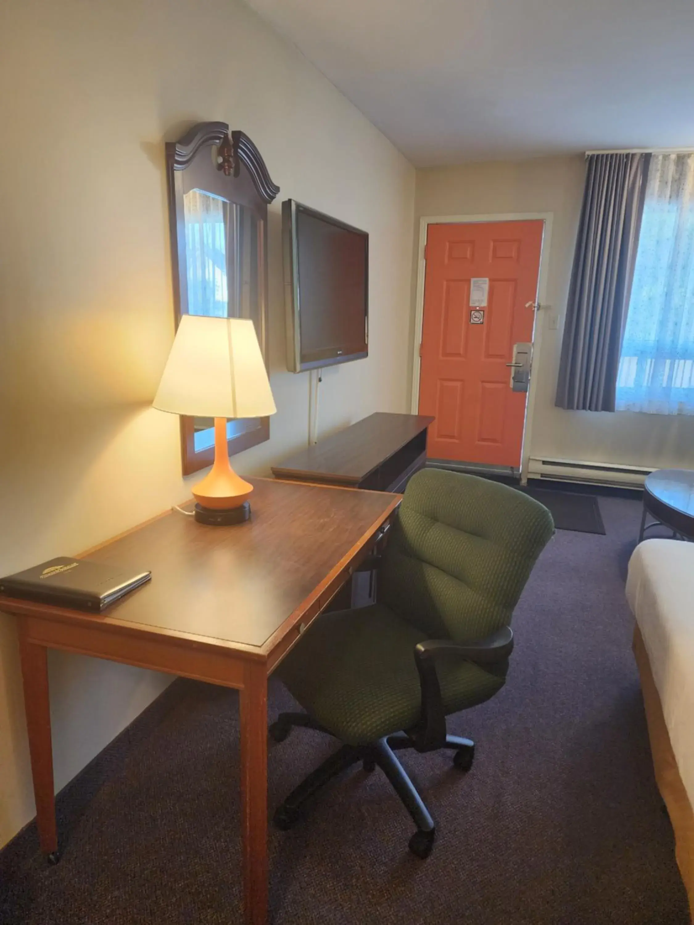 King Room - Non-Smoking in Howard Johnson by Wyndham Lindsay King Room - Non-Smoking in Howard Johnson by Wyndham Lindsay