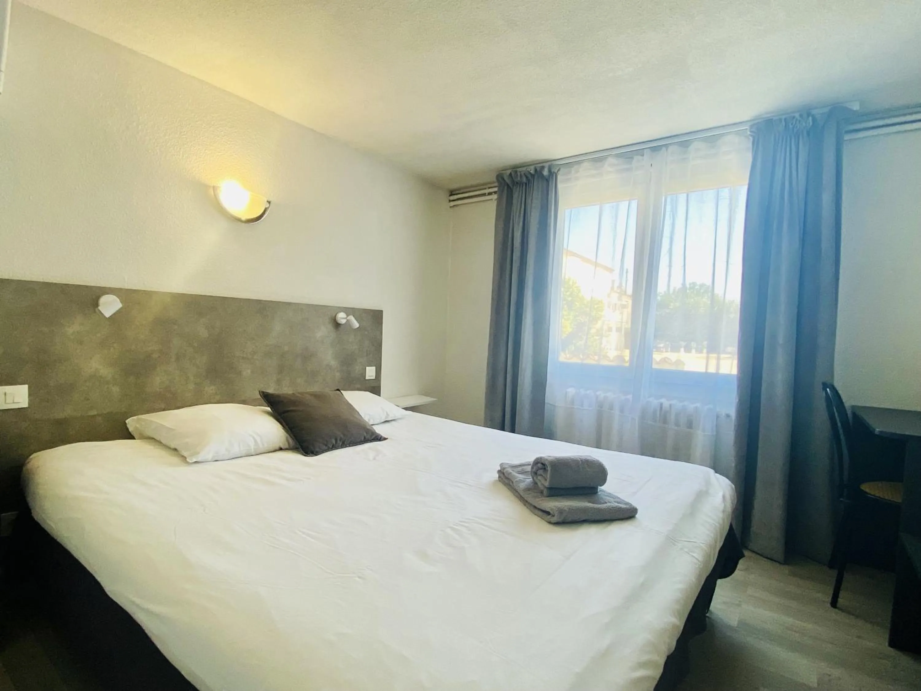 Bedroom, Bed in Auberge de Lamagistere