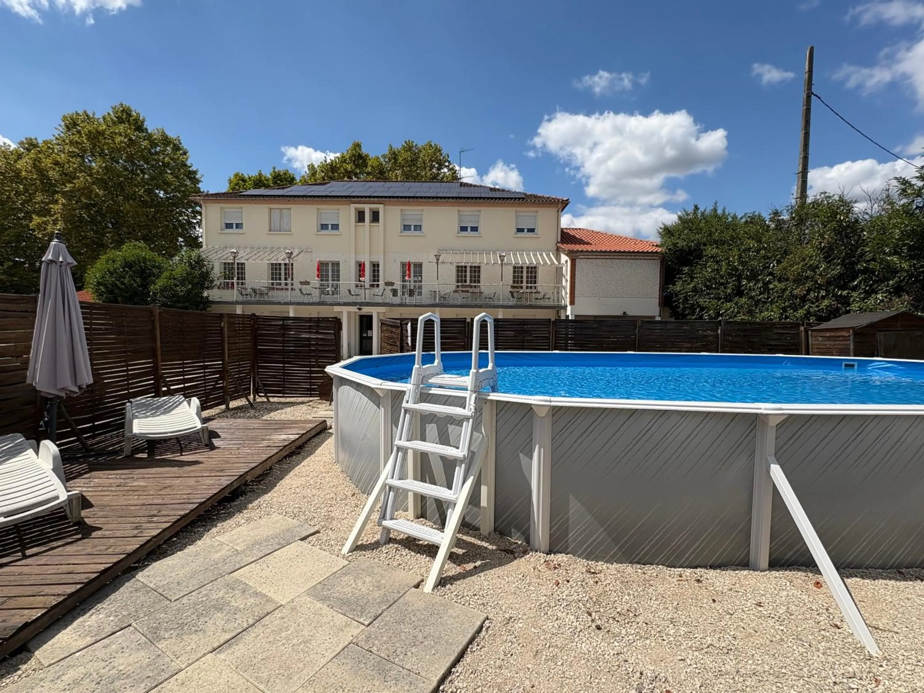 Swimming pool in Auberge de Lamagistere