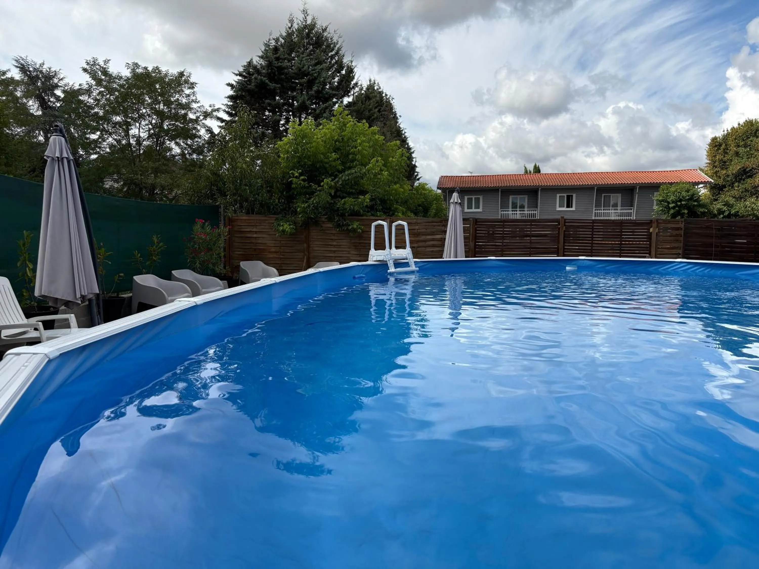 Swimming pool in Auberge de Lamagistere