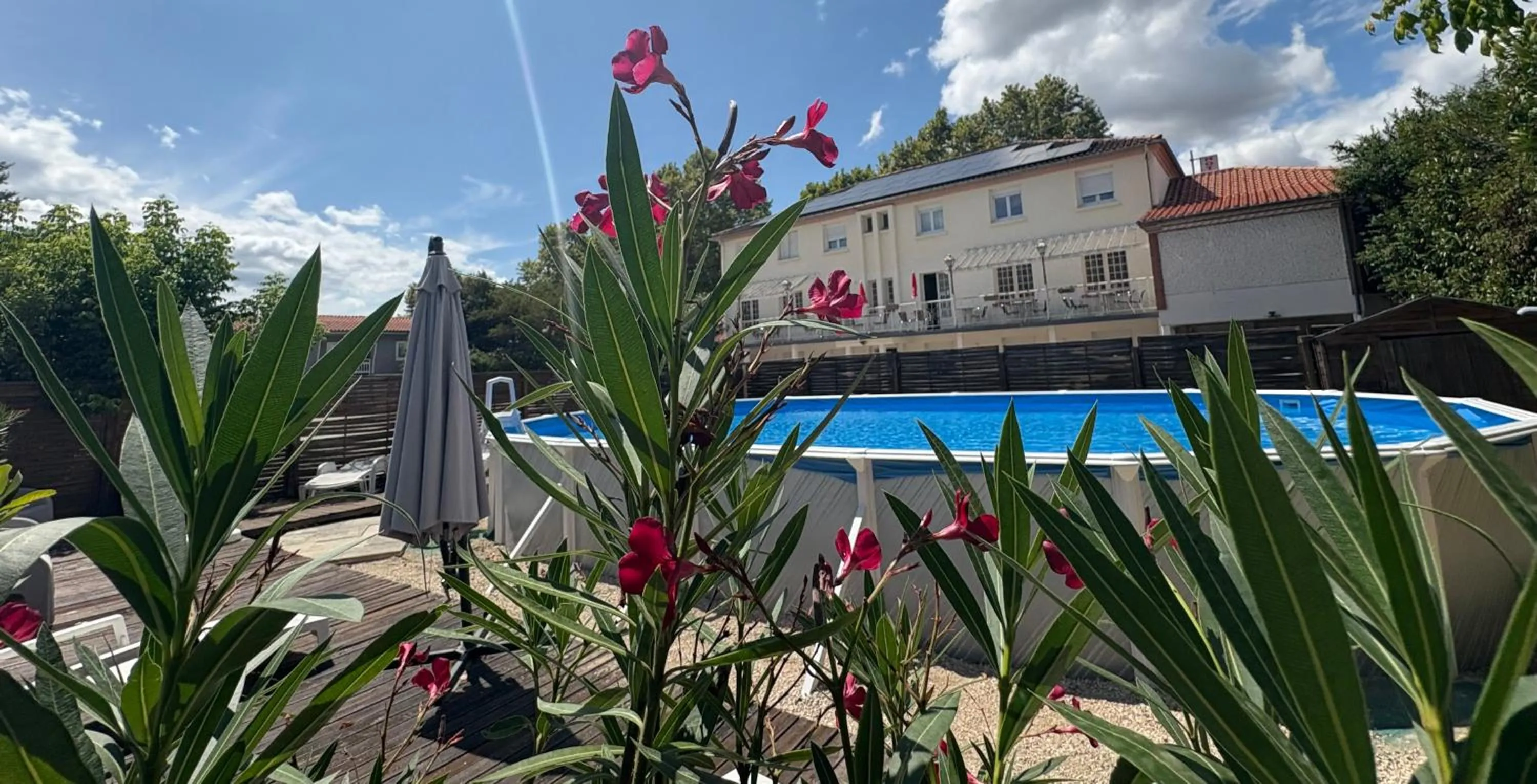 Pool view in Auberge de Lamagistere