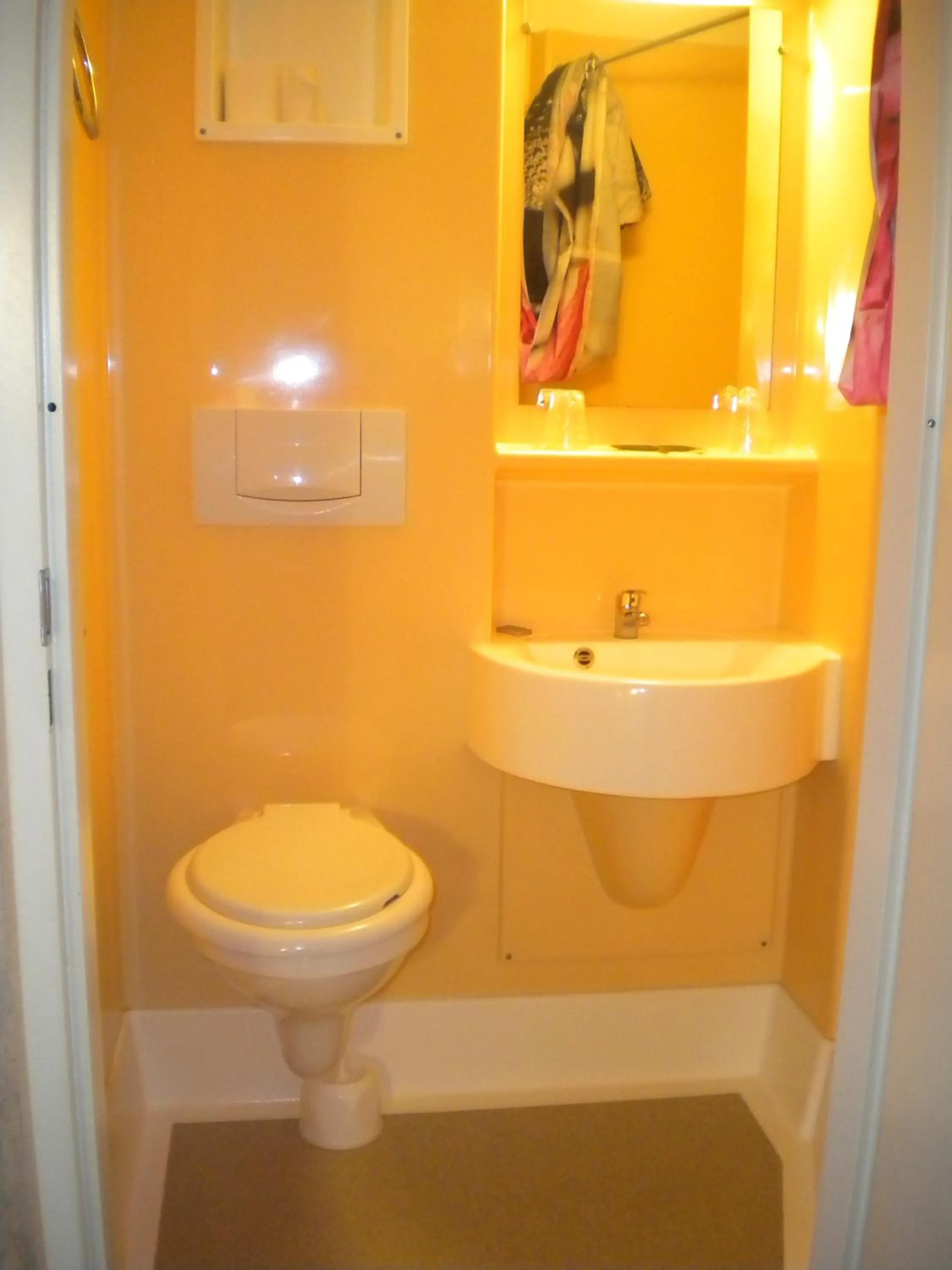 Toilet in Auberge de Lamagistere