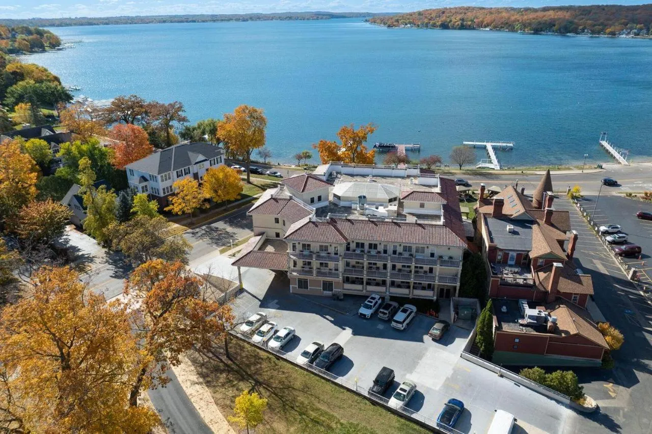 Property building in Bella Vista Suites Lake Geneva