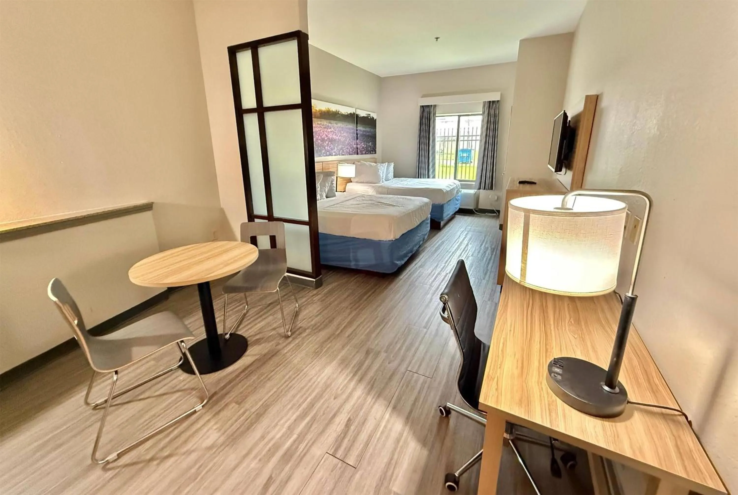 Photo of the whole room, Bed in Days Inn & Suites by Wyndham Houston / West Energy Corridor