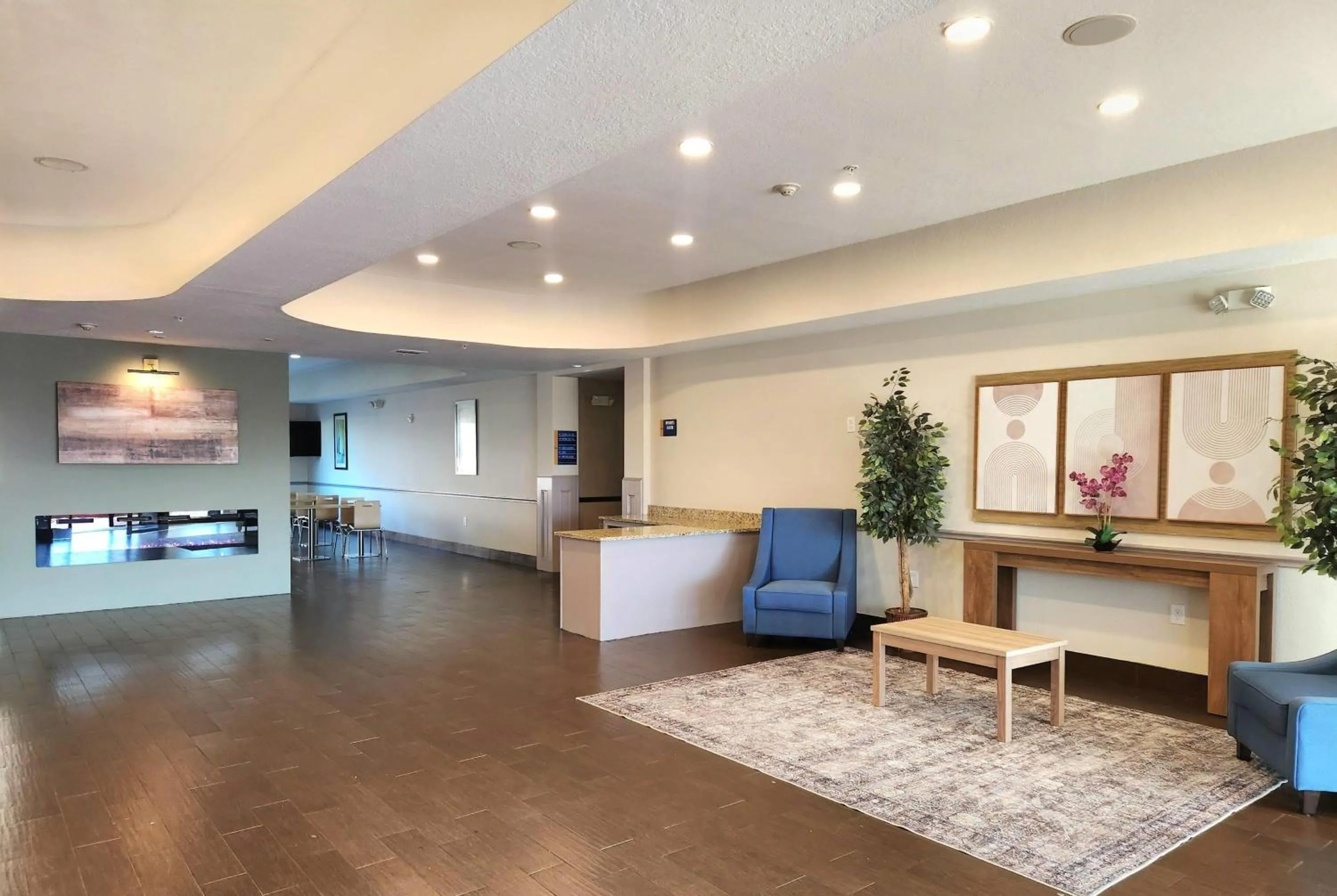 Lobby or reception in Days Inn & Suites by Wyndham Houston / West Energy Corridor
