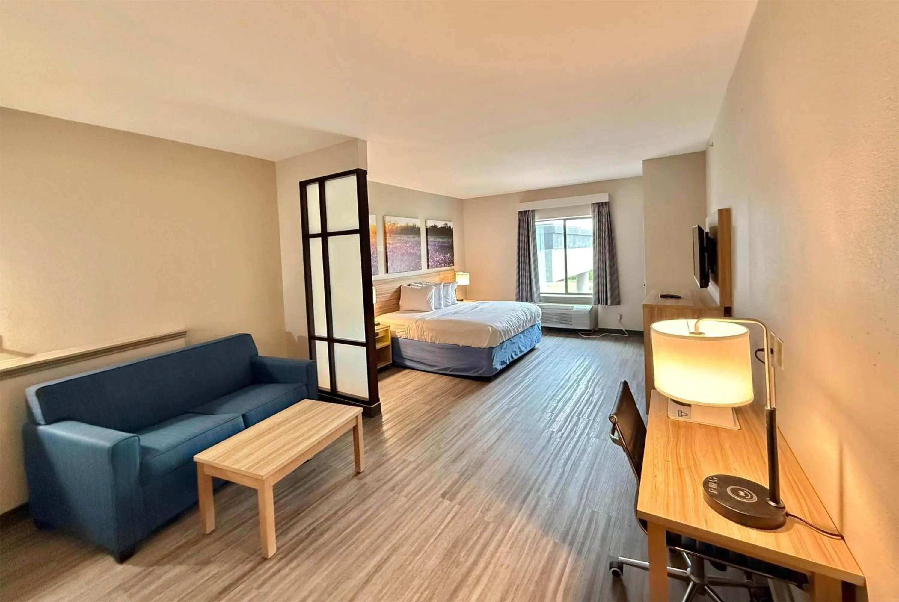 Photo of the whole room, Bed in Days Inn & Suites by Wyndham Houston / West Energy Corridor