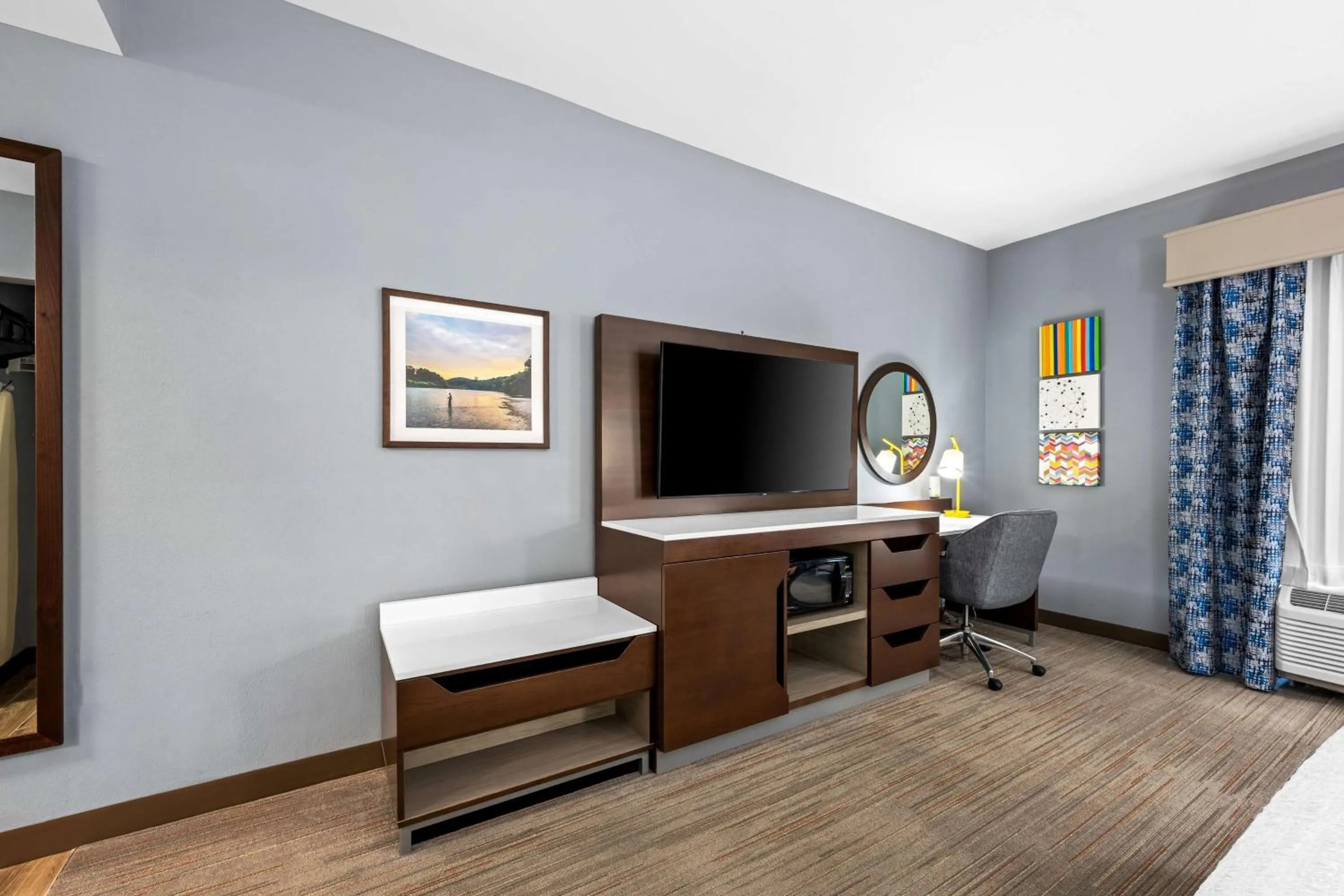 Bedroom, Bed in Hampton Inn Greenville