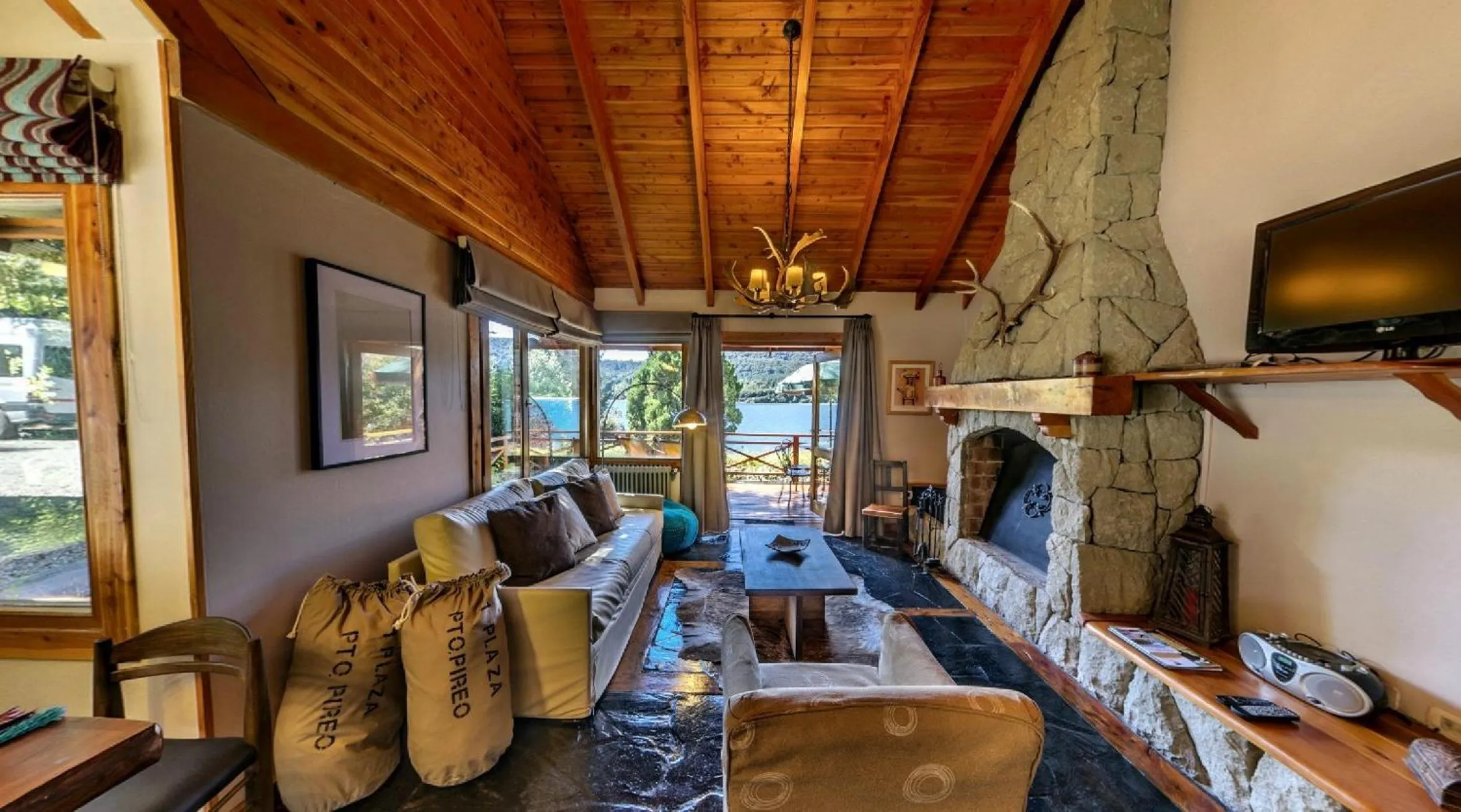 Dining area in Cabañas Puerto Pireo