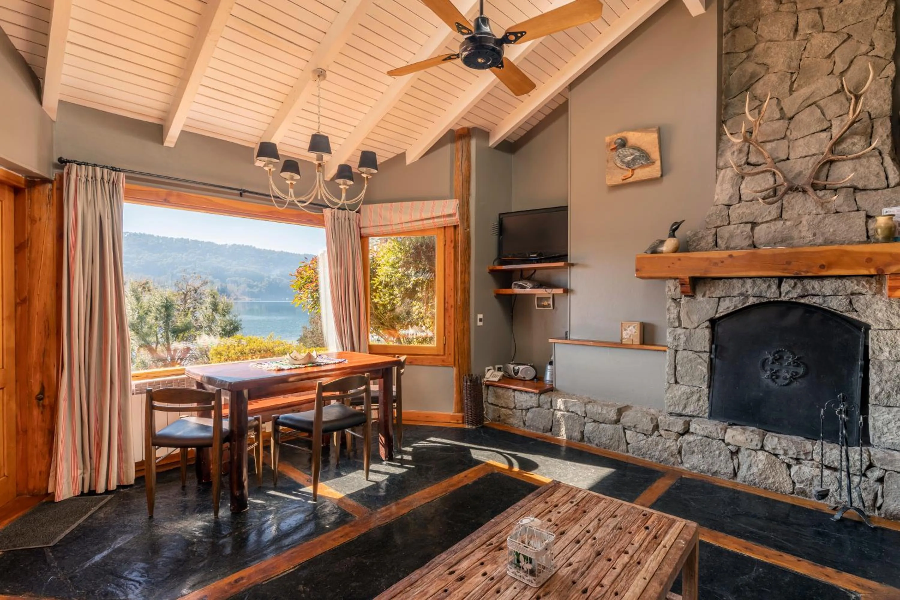 Dining area in Cabañas Puerto Pireo
