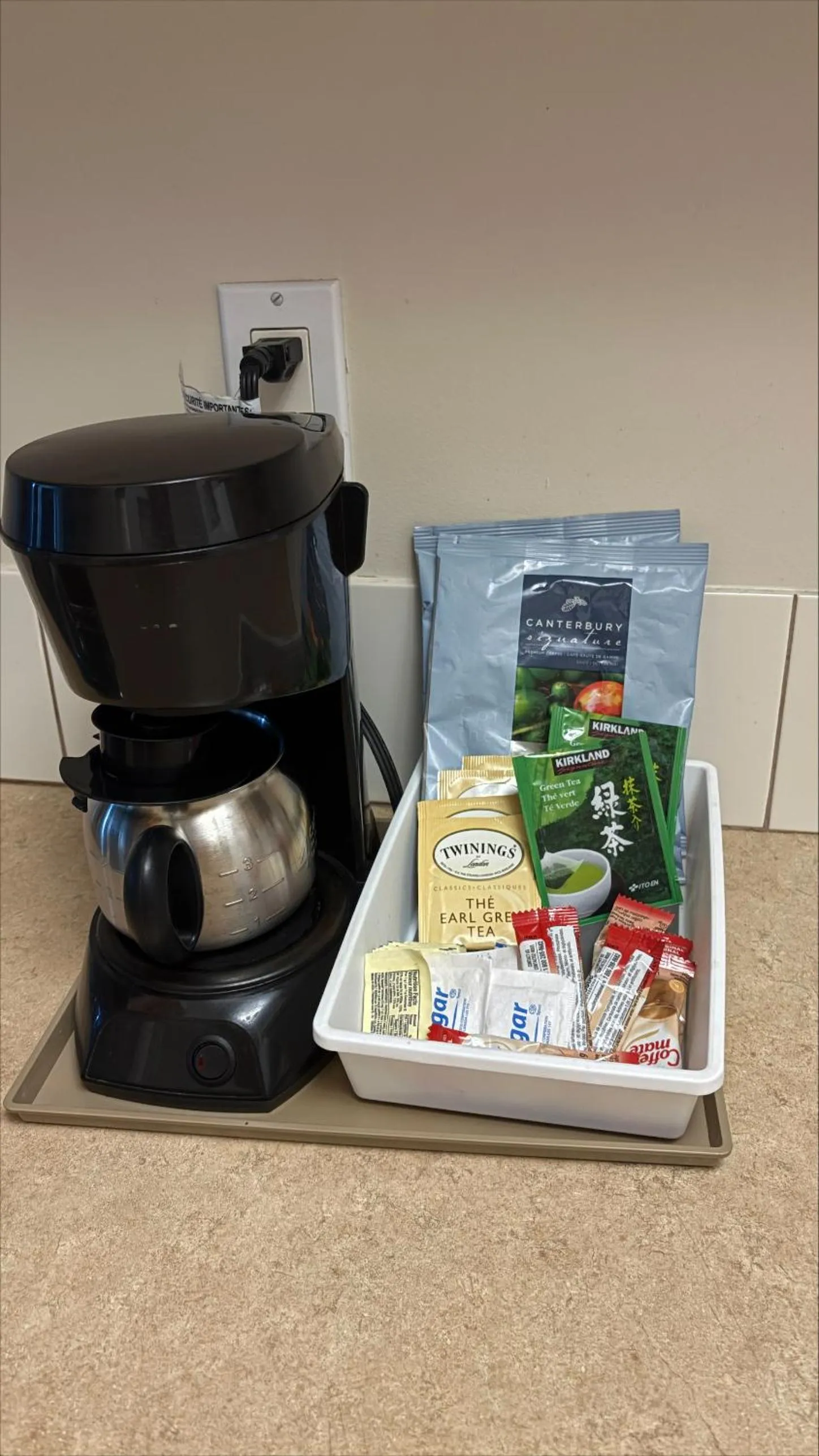 Coffee/tea facilities in Heron's Landing Hotel