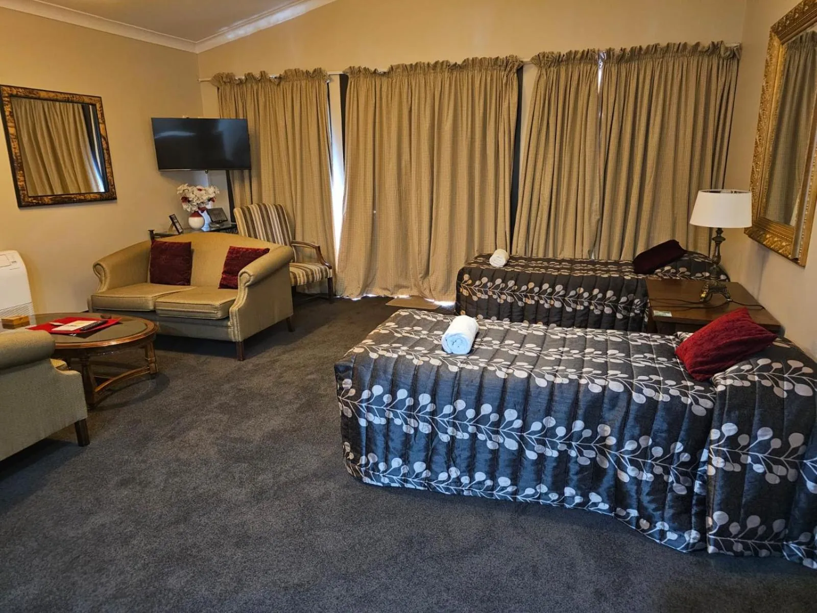 Bed in Gateway Motor Inn