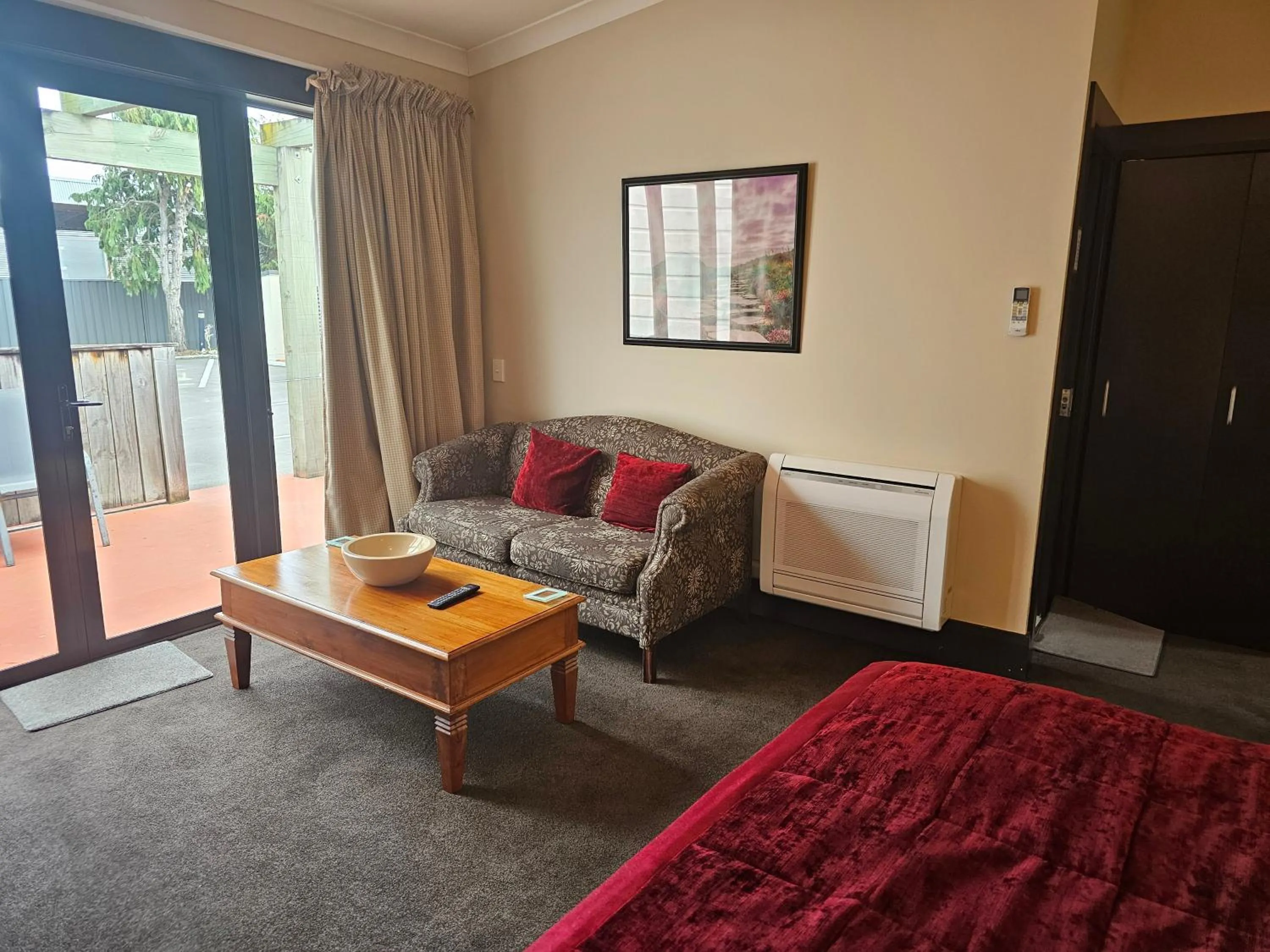 Seating area, Bed in Gateway Motor Inn