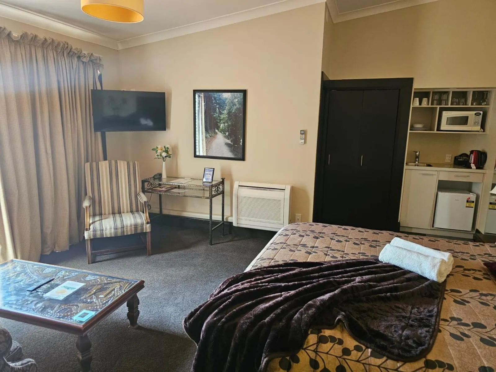 TV and multimedia, Bed in Gateway Motor Inn