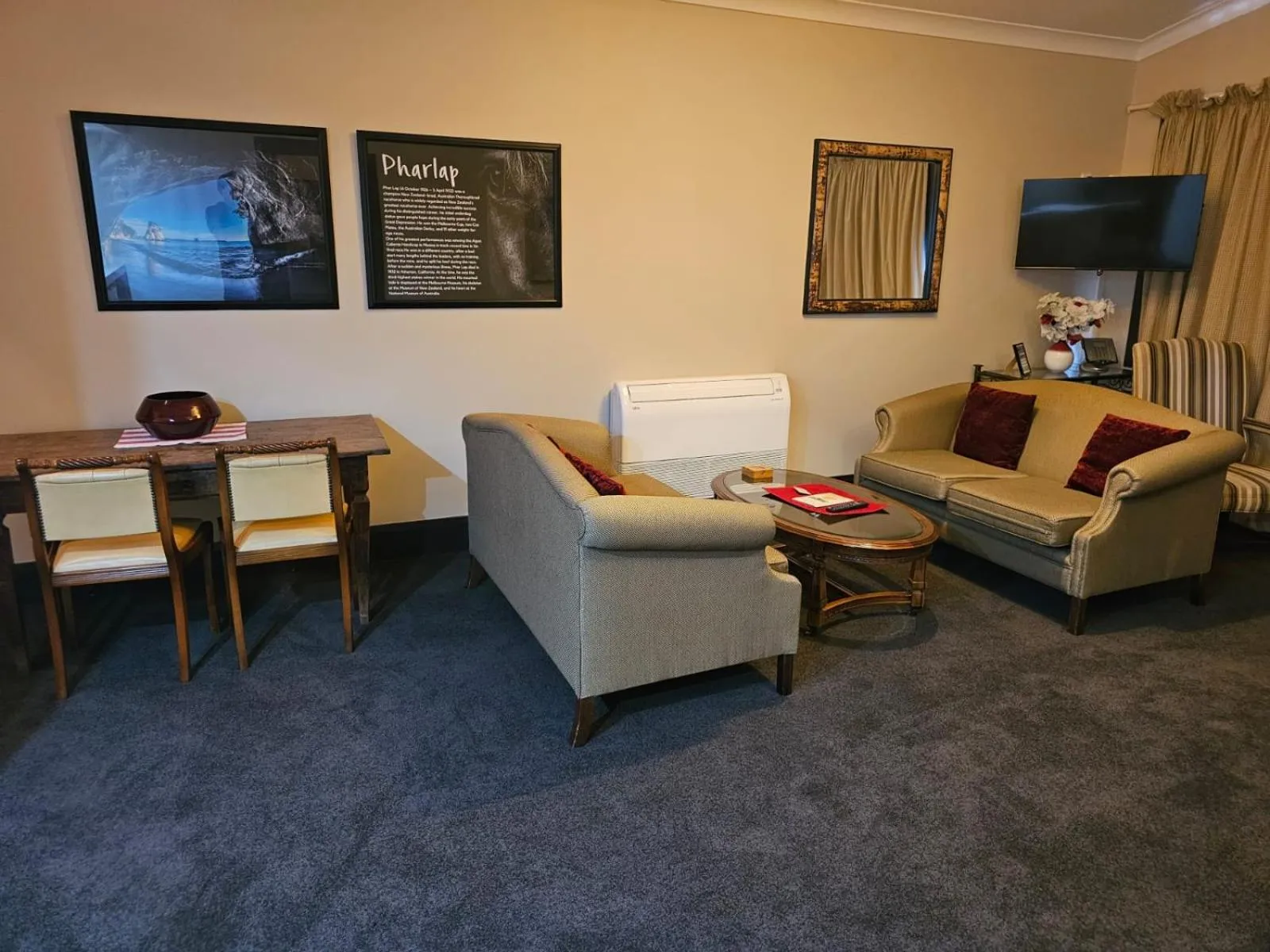 Seating area in Gateway Motor Inn