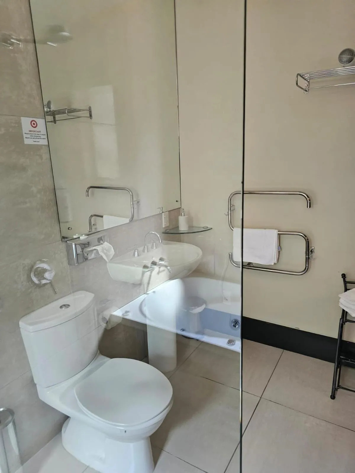 Toilet in Gateway Motor Inn