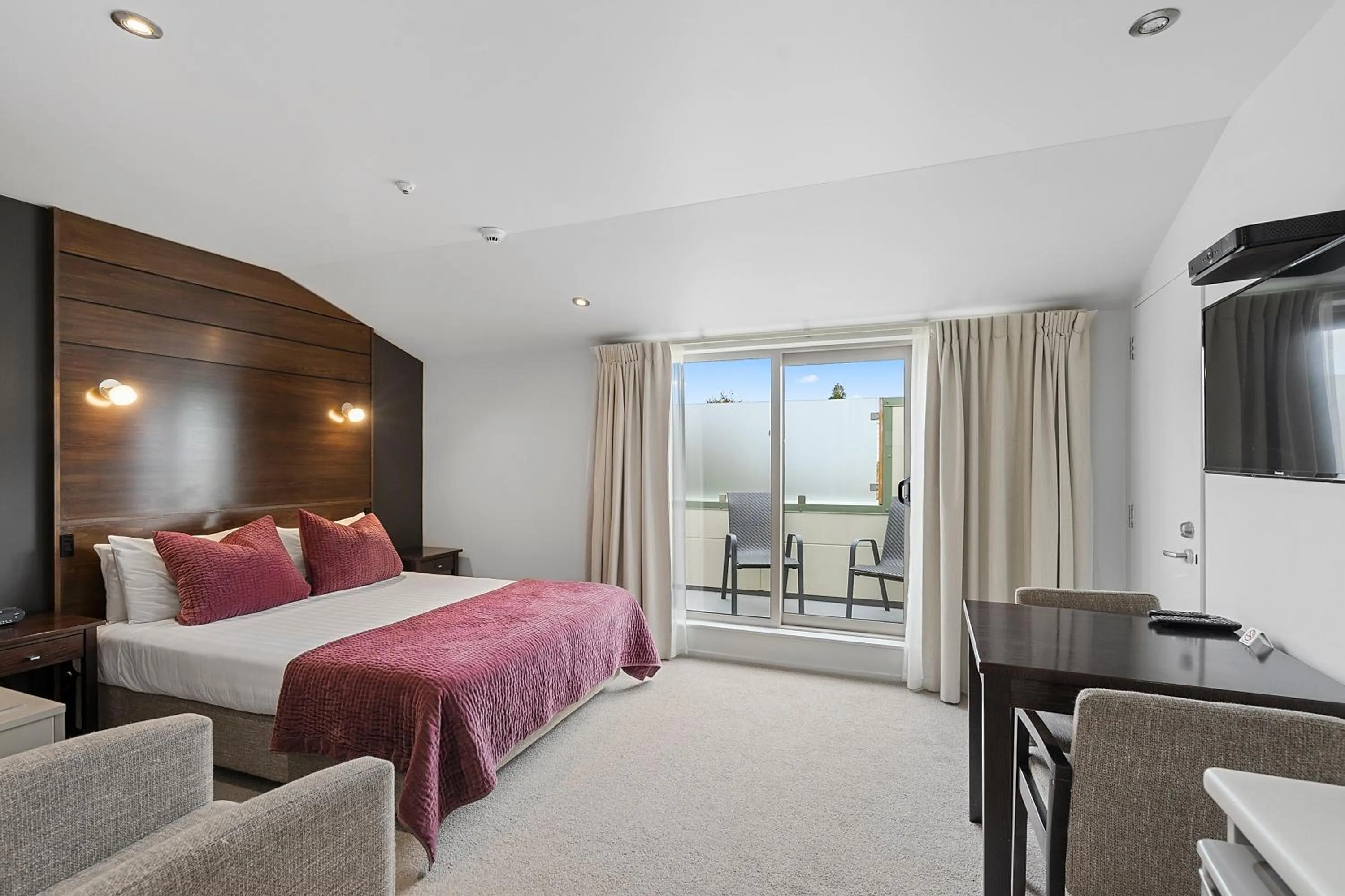 Photo of the whole room, Bed in Boulcott Lodge