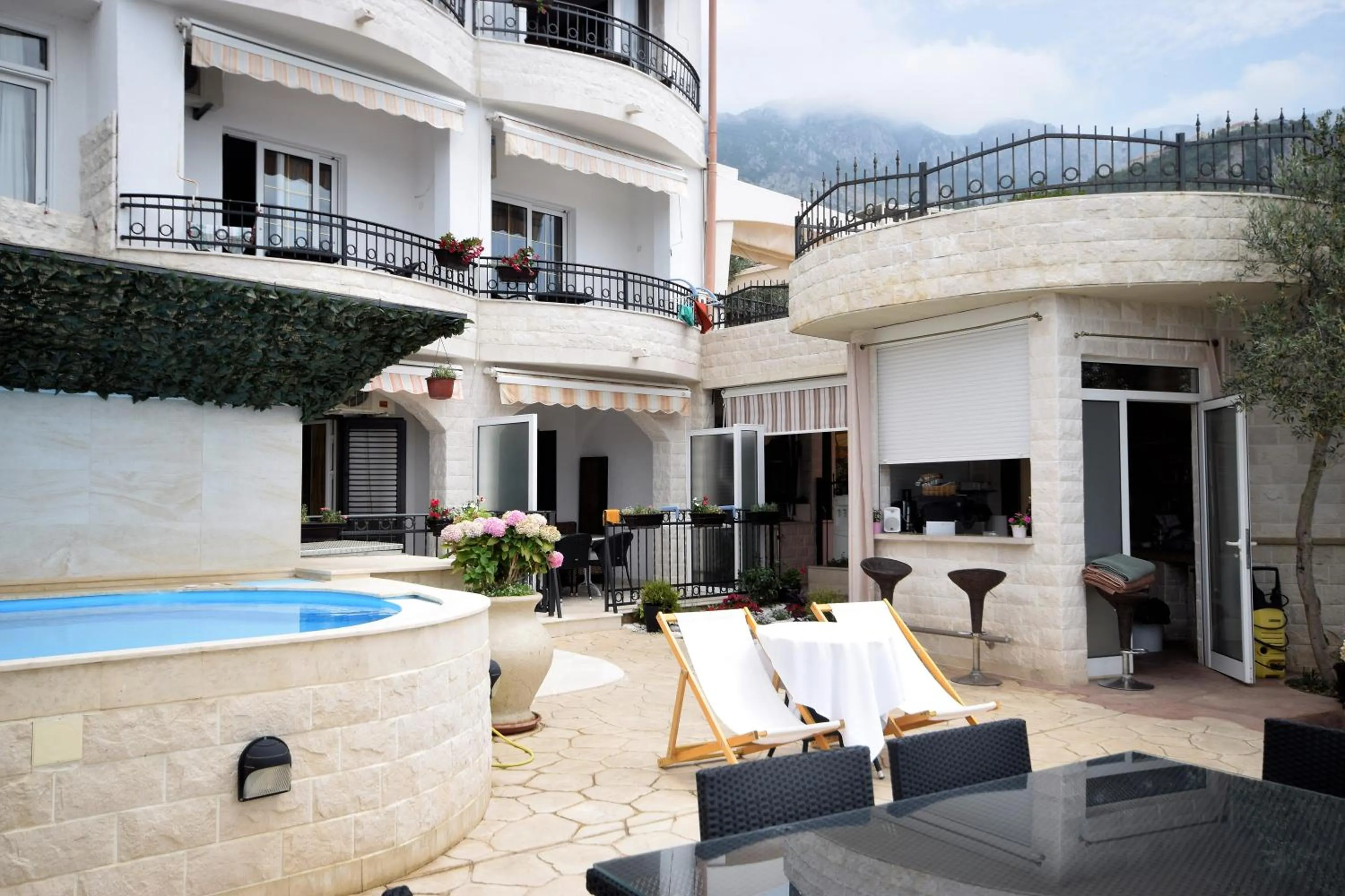 Lounge or bar in Monte Perla Residence