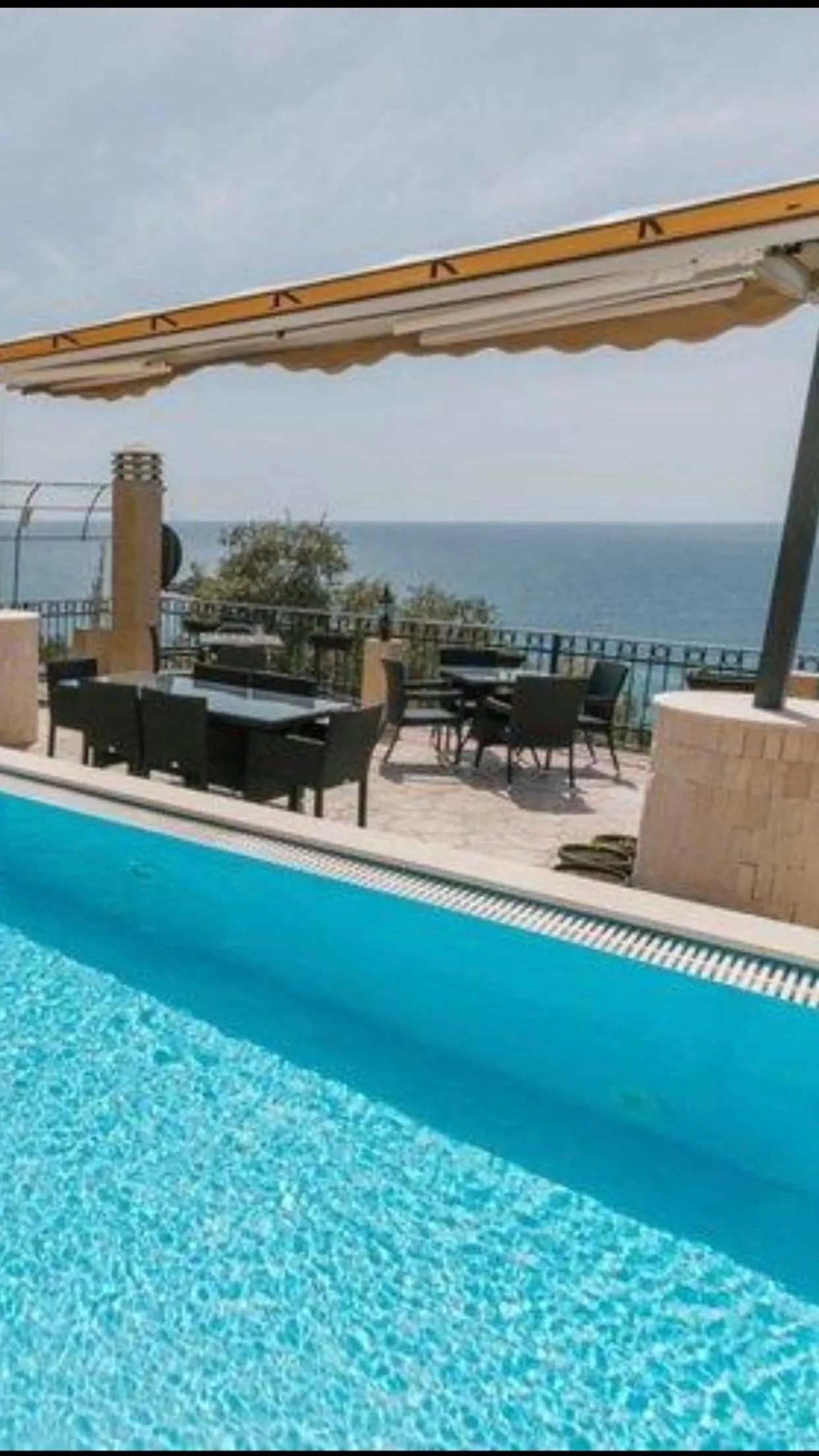 Restaurant/places to eat in Monte Perla Residence