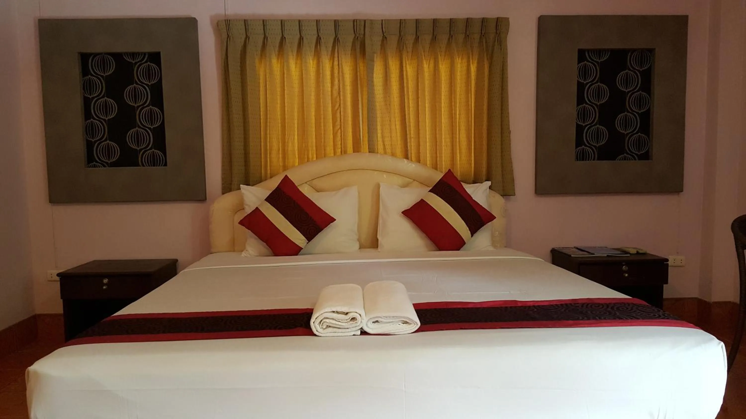 Photo of the whole room, Bed in Khaolak Grand City