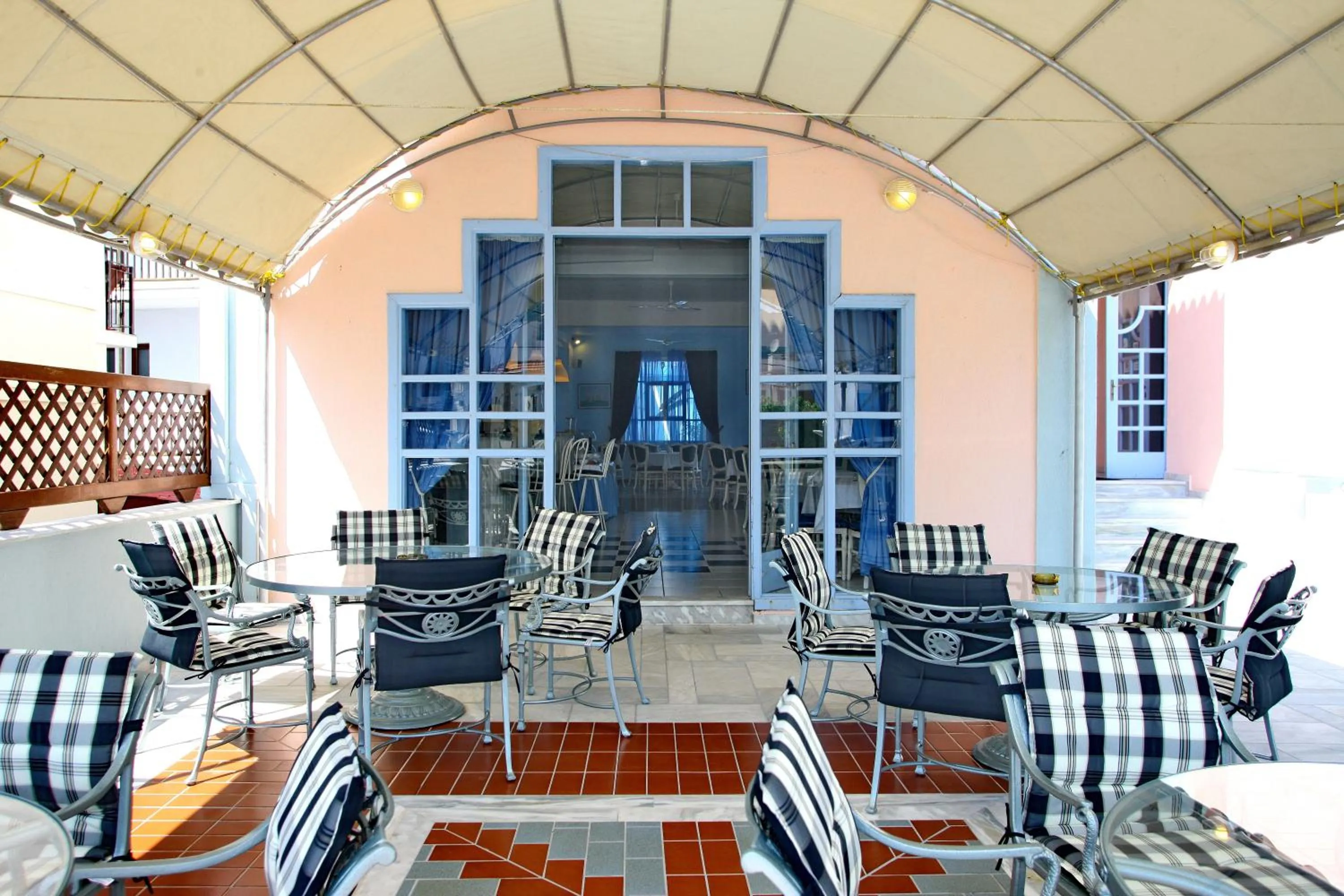 Restaurant/places to eat in Dolphin Hotel