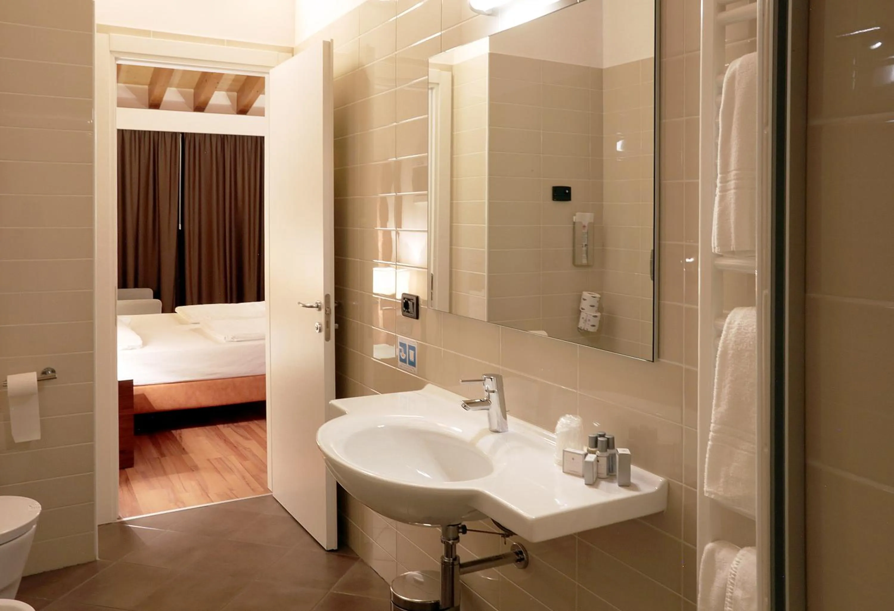 Bathroom, Bed in Hotel Lido