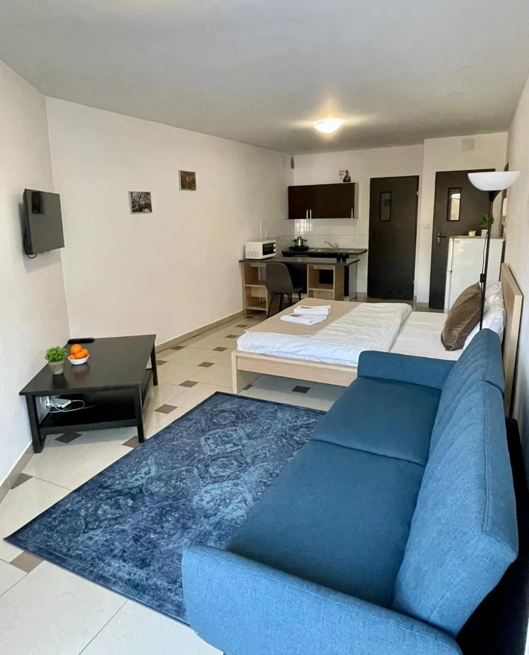 Communal lounge/ TV room, Bed in Bubble Hostel