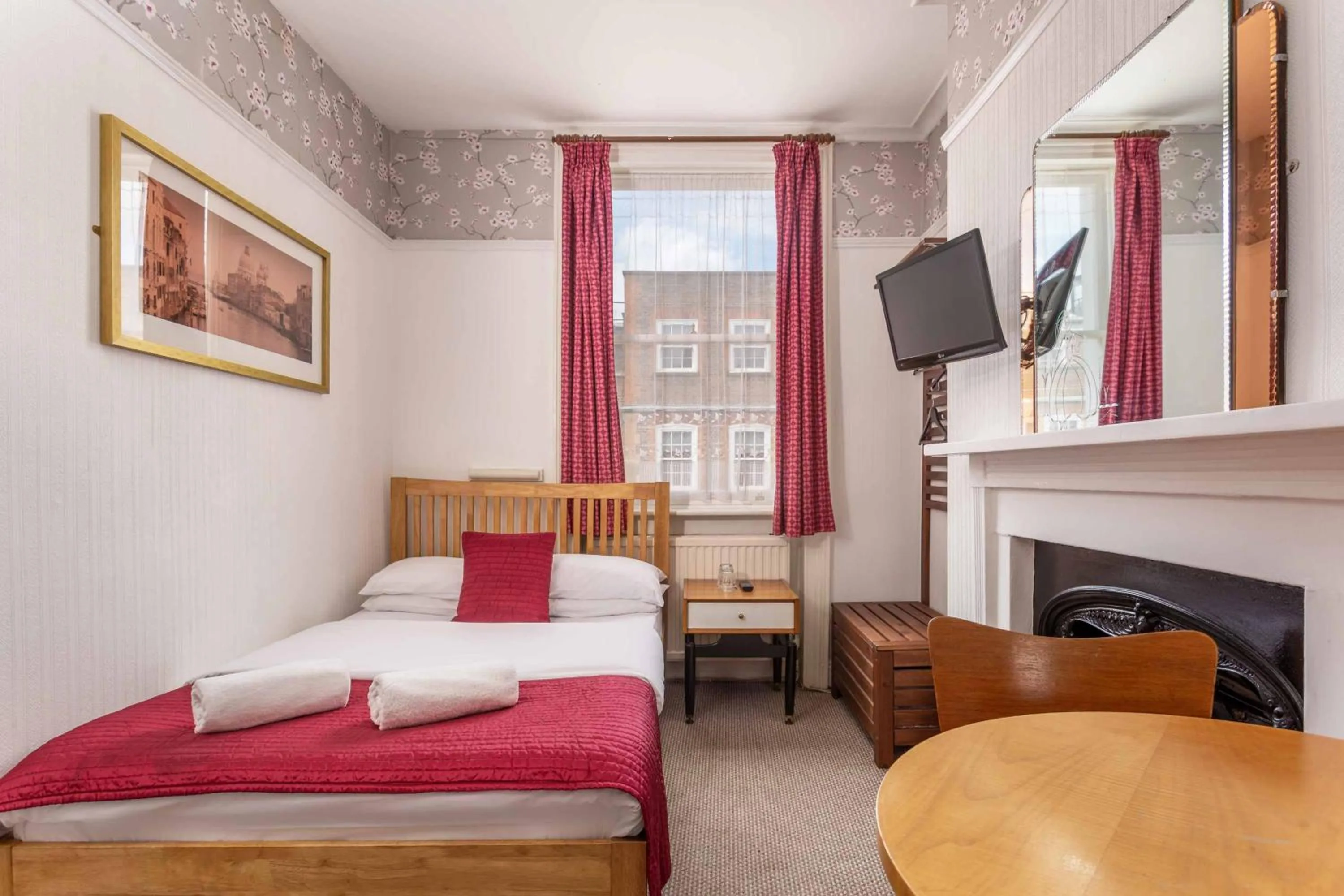 Bedroom, Bed in St Athans Hotel