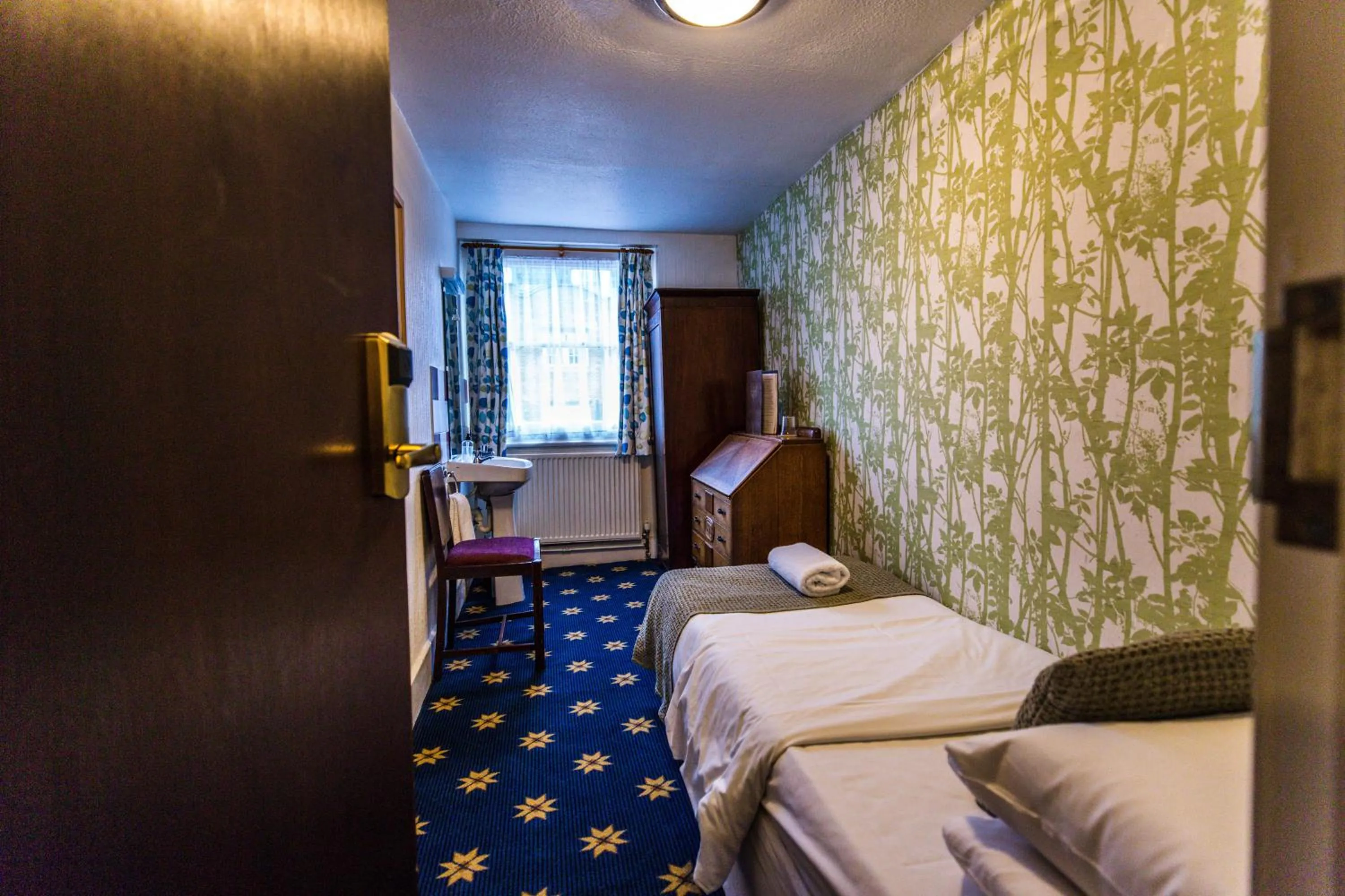 Bedroom, Bed in St Athans Hotel