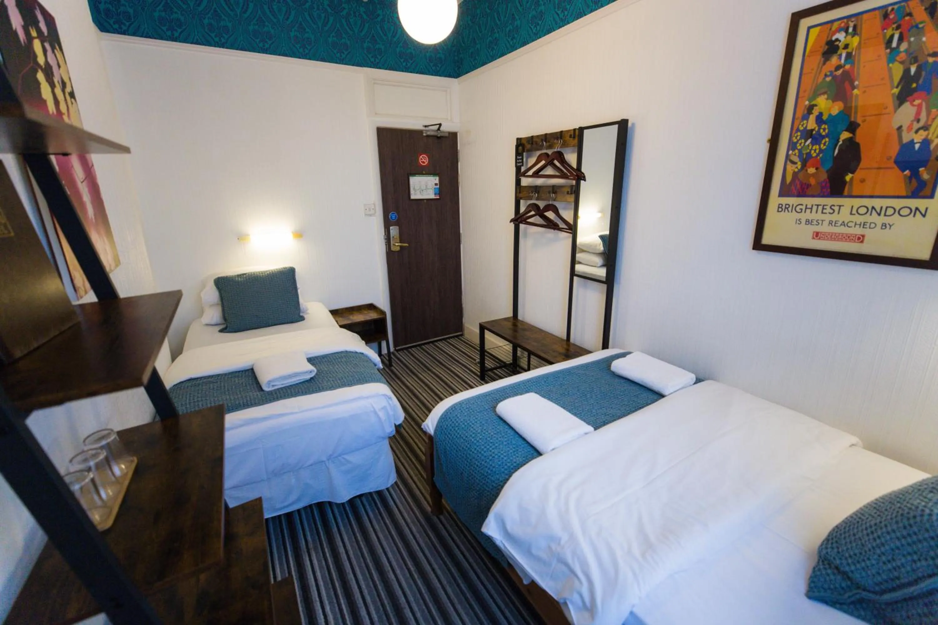 Bedroom, Bed in St Athans Hotel