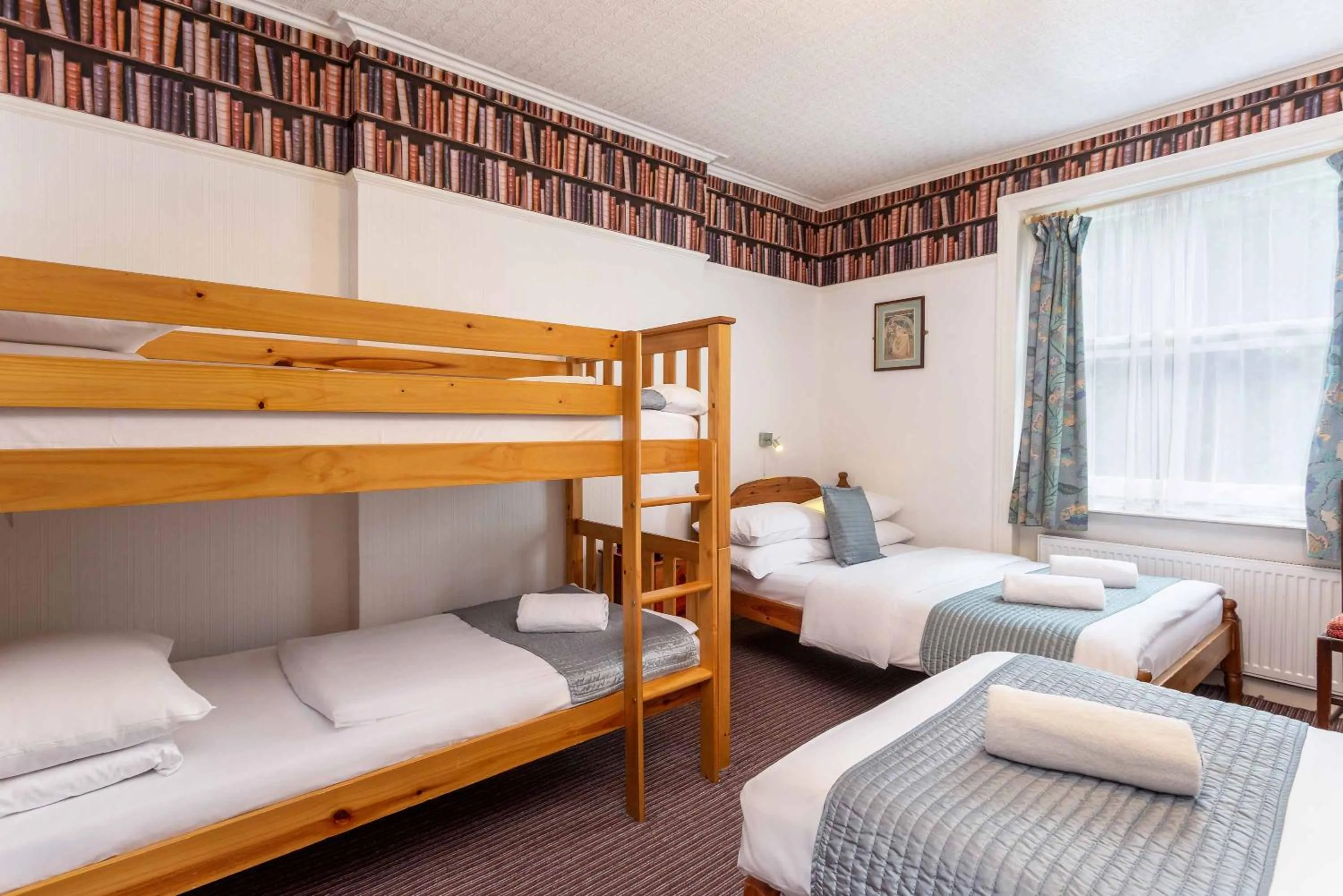 Bedroom, Bed in St Athans Hotel