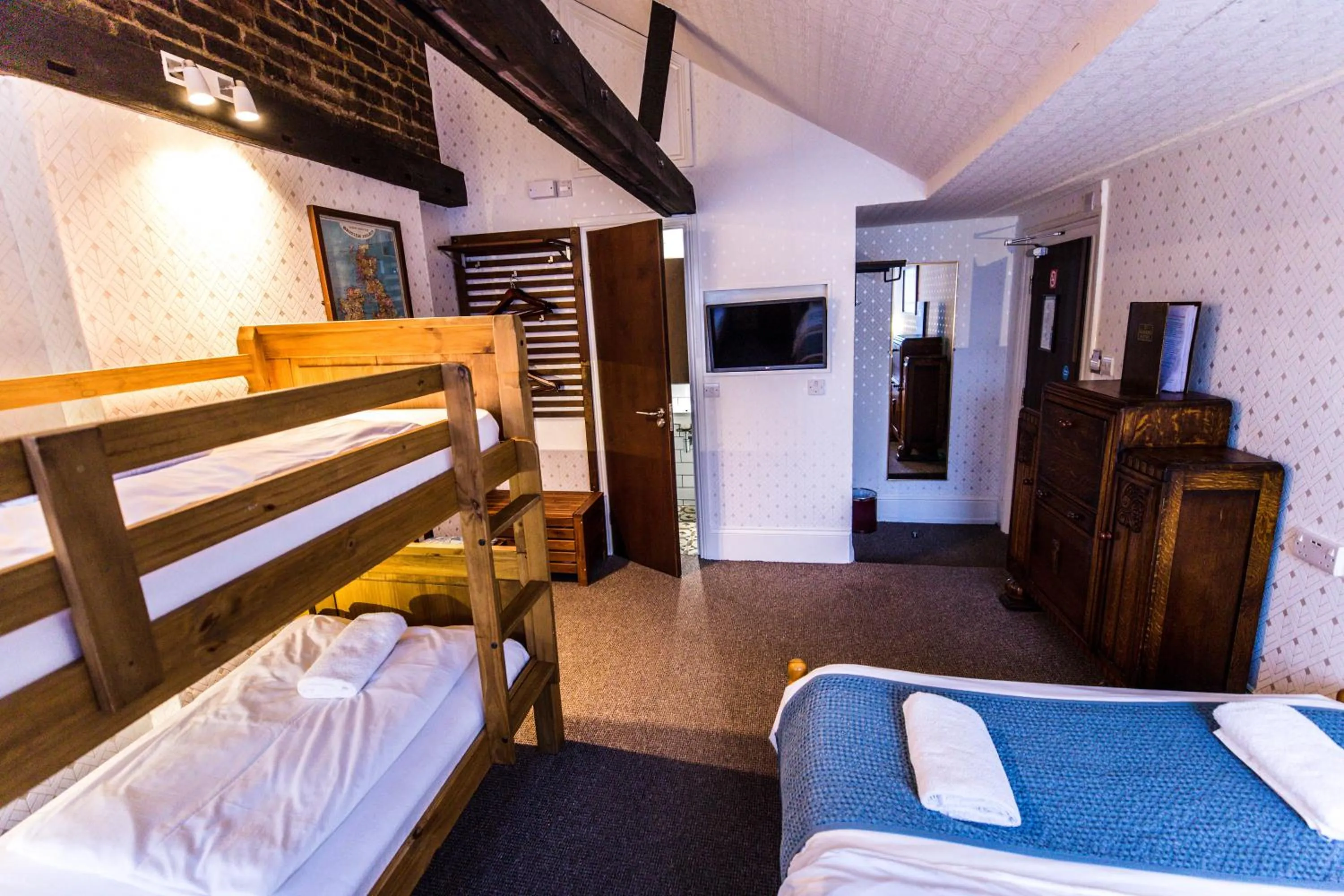 Bedroom, Bed in St Athans Hotel