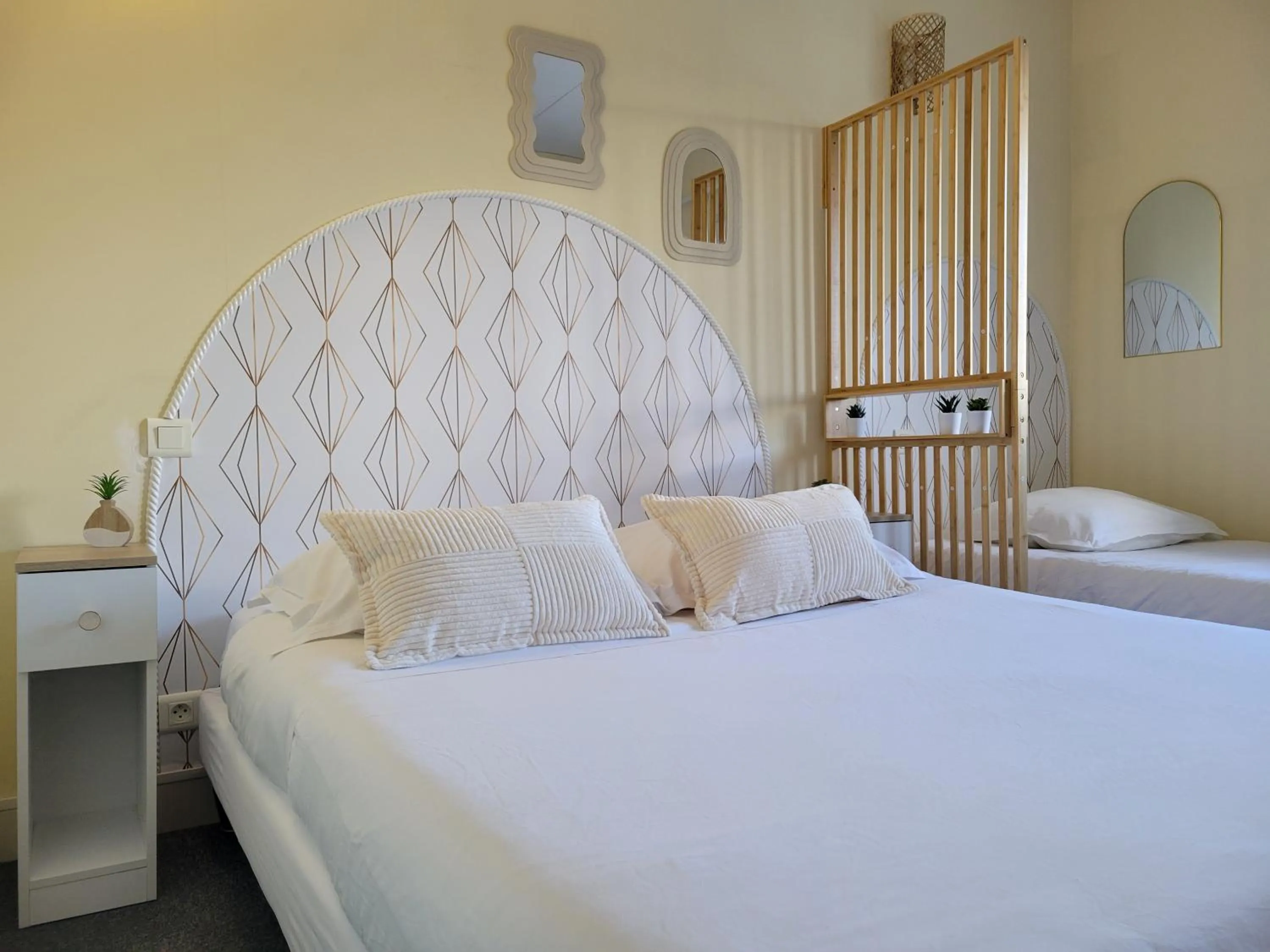 Bedroom, Bed in Hôtel Le Sainte Florence