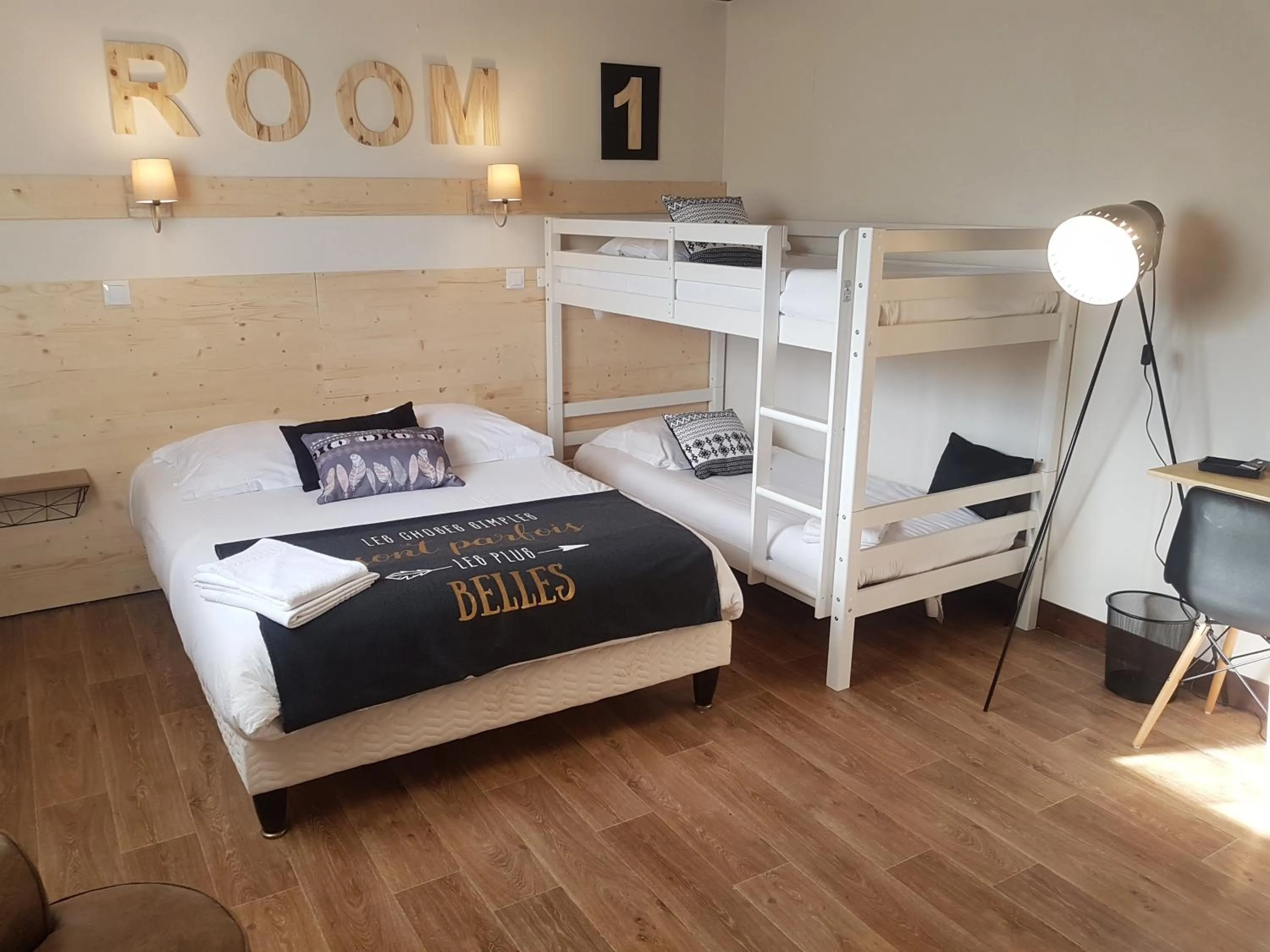 Photo of the whole room, Bed in Hôtel Le Sainte Florence