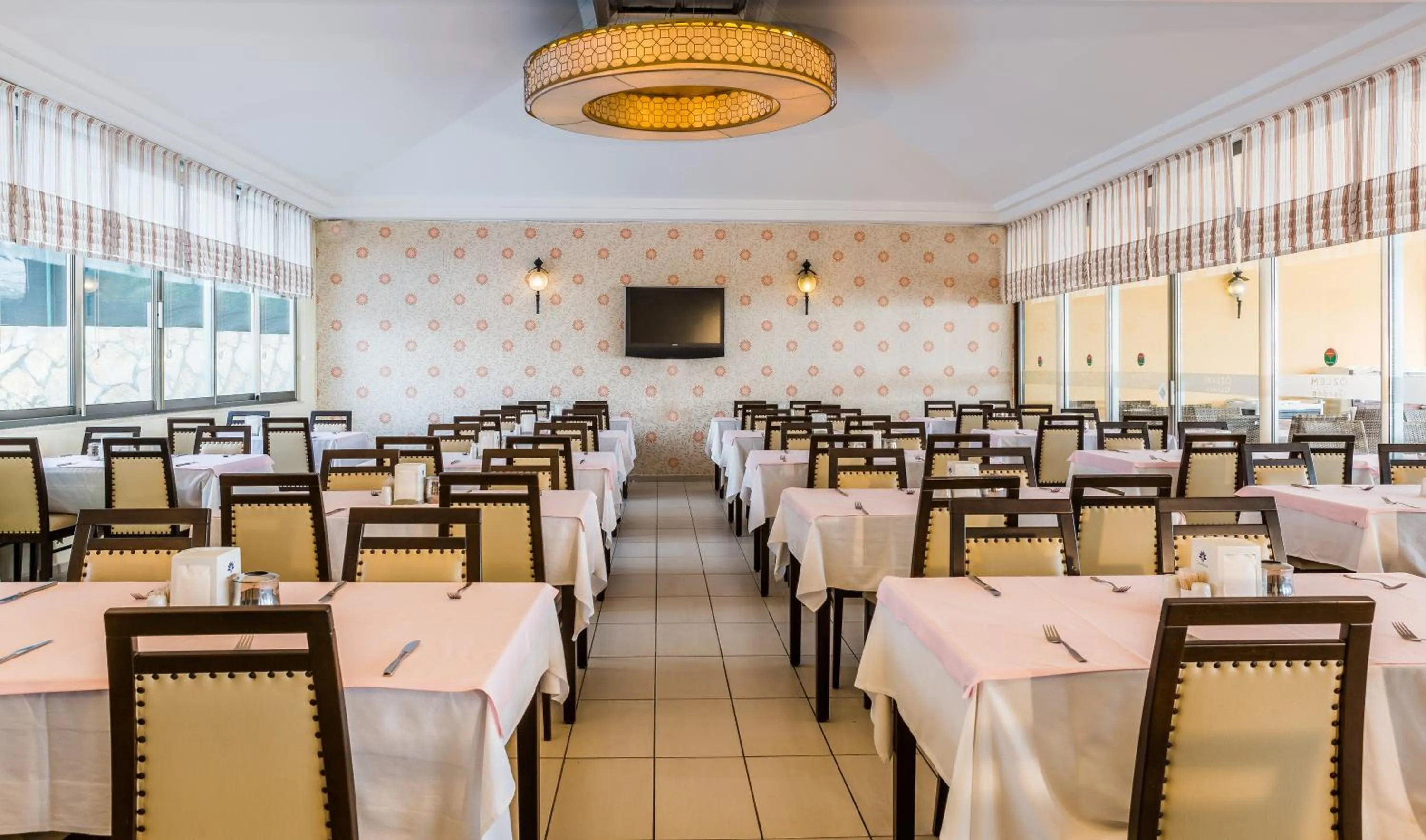 Restaurant/places to eat in Ozlem Garden Hotel