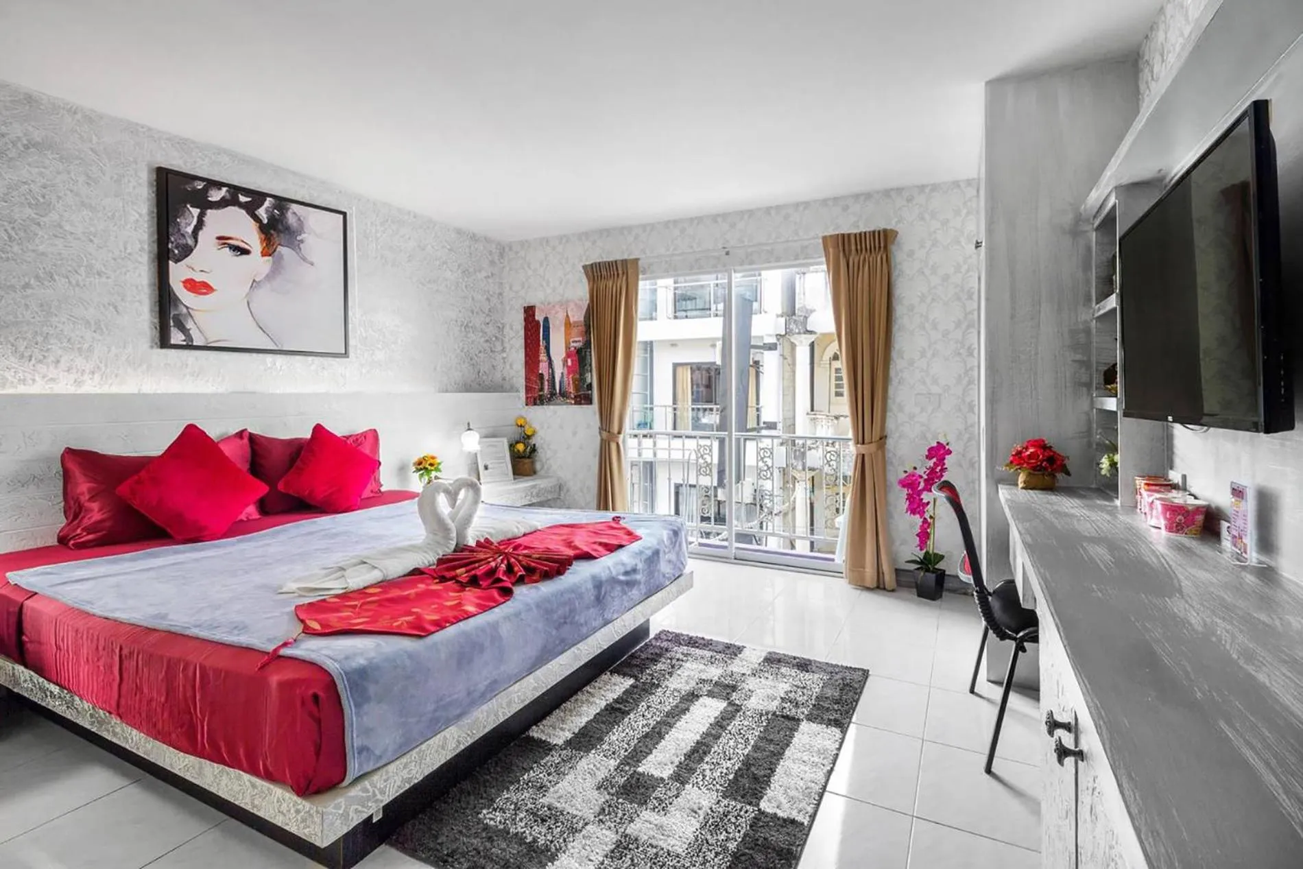 Staff, Bed in The Shades Hotel 50 meter Beach Front