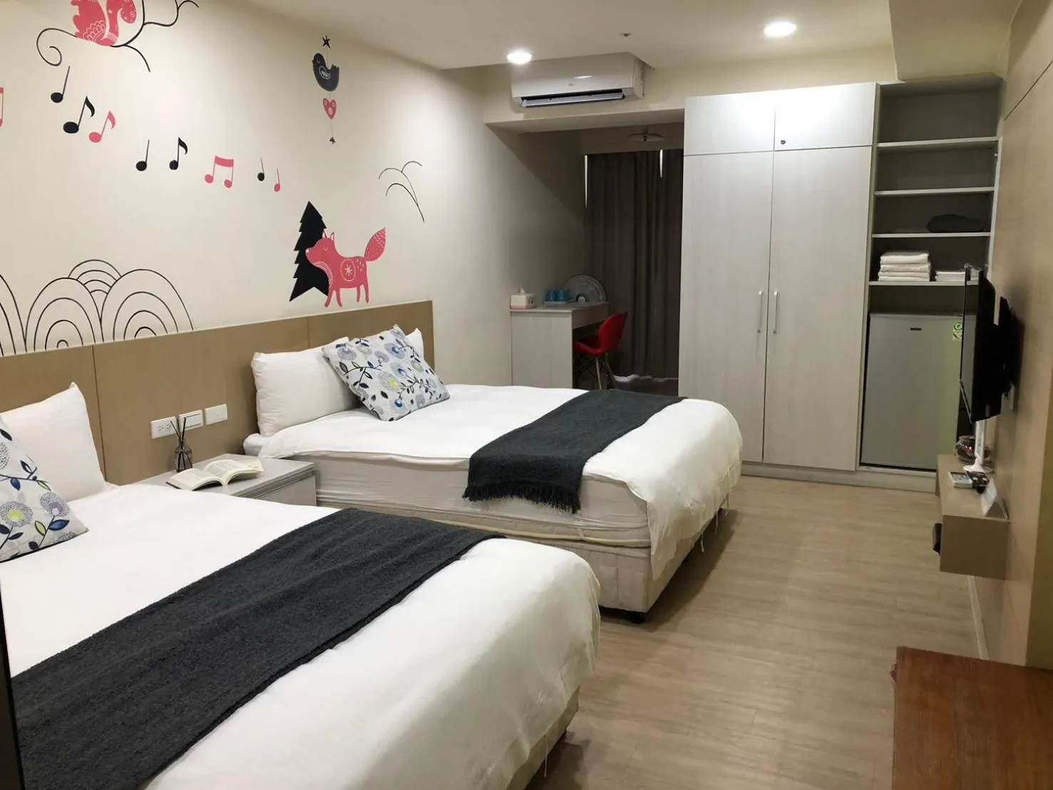 Bedroom, Bed in Music City Inn