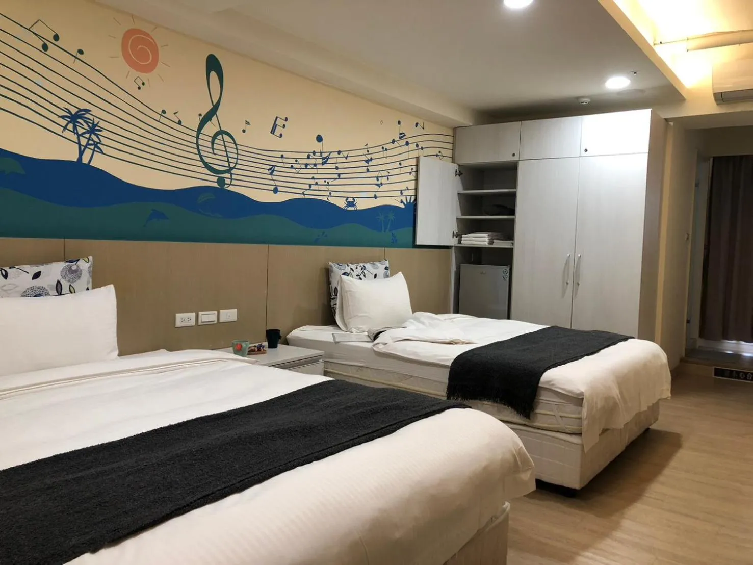 Bedroom, Bed in Music City Inn