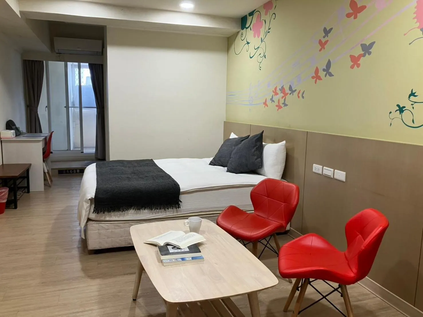 Bedroom, Bed in Music City Inn