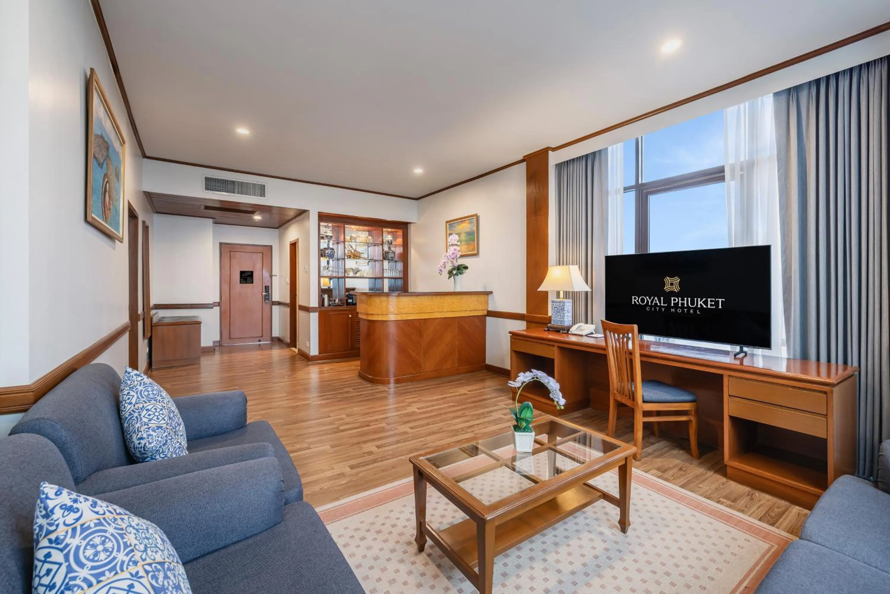 Living room in Royal Phuket City Hotel